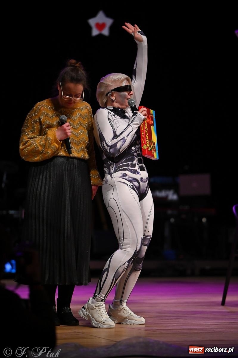 Zdjęcie w galerii na portalu naszraciborz.pl: Kosmiczna opowieść o solidarności. 22. Gwiazdka Serc przy niemal pełnej sali RCK [FOTO i WIDEO 1] wiadomości z regionu