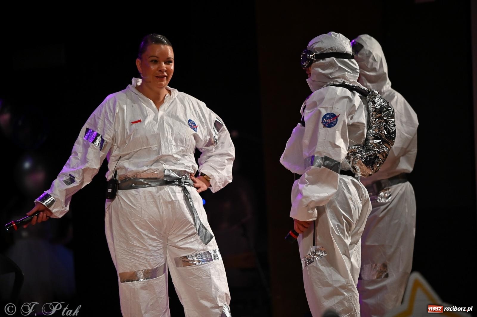 Zdjęcie w galerii na portalu naszraciborz.pl: Kosmiczna opowieść o solidarności. 22. Gwiazdka Serc przy niemal pełnej sali RCK [FOTO i WIDEO 1] wiadomości z regionu