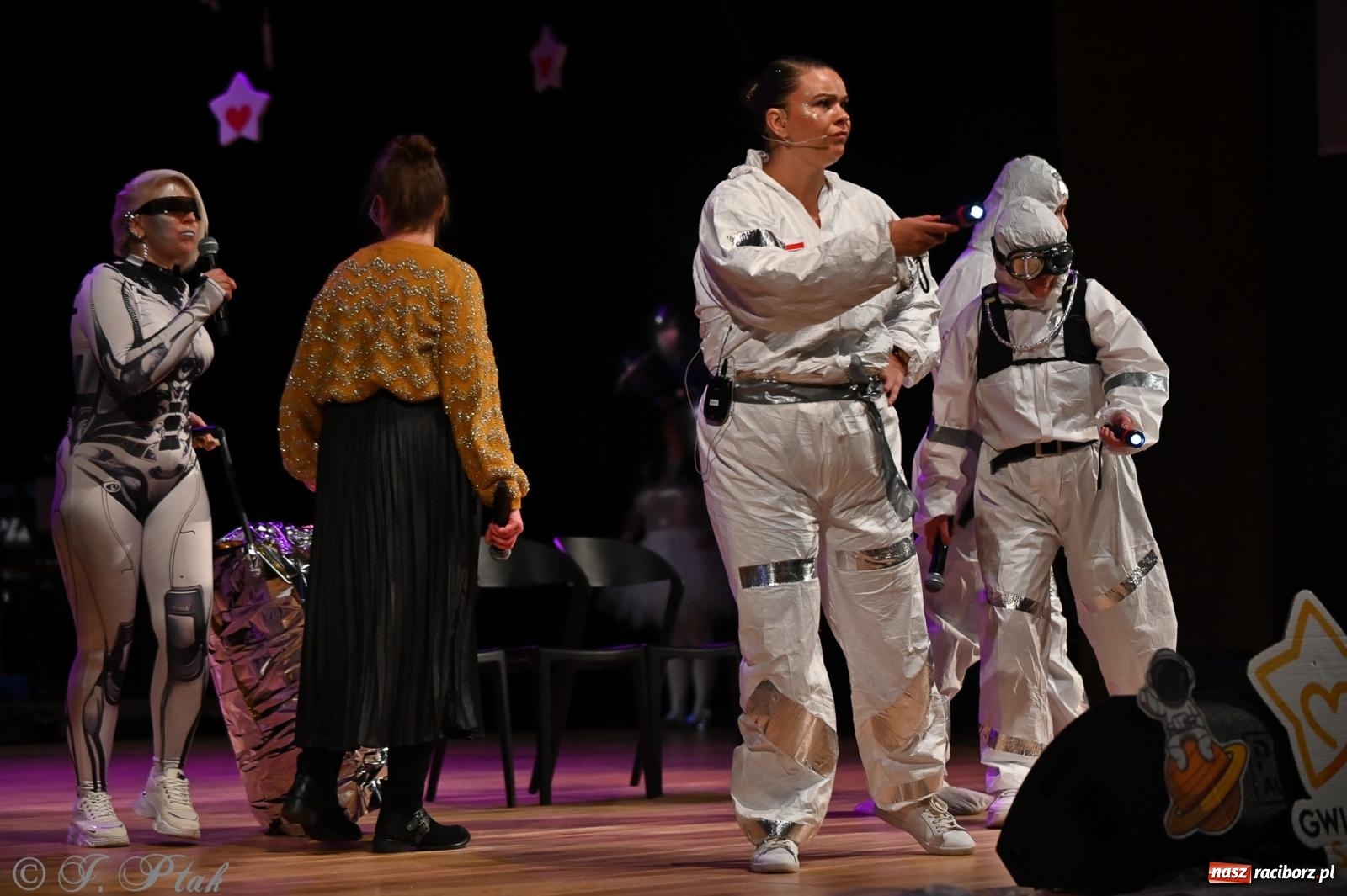 Zdjęcie w galerii na portalu naszraciborz.pl: Kosmiczna opowieść o solidarności. 22. Gwiazdka Serc przy niemal pełnej sali RCK [FOTO i WIDEO 1] wiadomości z regionu