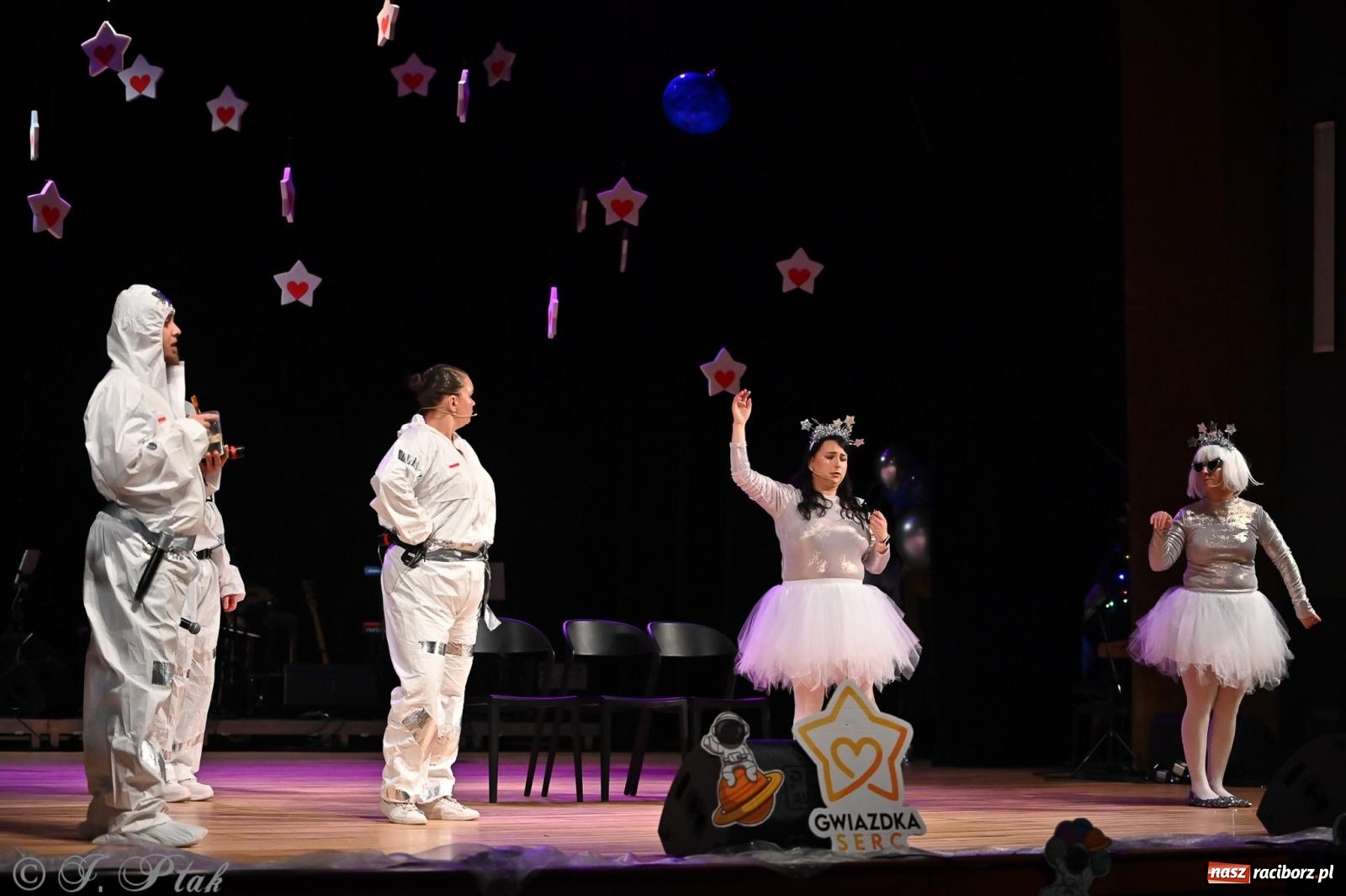 Zdjęcie w galerii na portalu naszraciborz.pl: Kosmiczna opowieść o solidarności. 22. Gwiazdka Serc przy niemal pełnej sali RCK [FOTO i WIDEO 1] wiadomości z regionu
