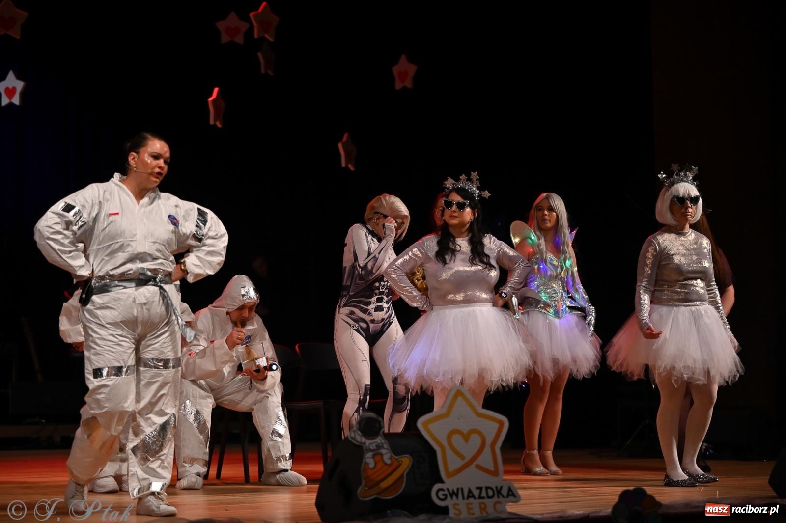 Zdjęcie w galerii na portalu naszraciborz.pl: Kosmiczna opowieść o solidarności. 22. Gwiazdka Serc przy niemal pełnej sali RCK [FOTO i WIDEO 1] wiadomości z regionu