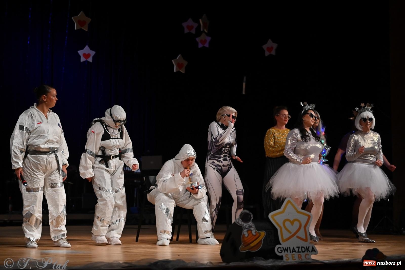 Zdjęcie w galerii na portalu naszraciborz.pl: Kosmiczna opowieść o solidarności. 22. Gwiazdka Serc przy niemal pełnej sali RCK [FOTO i WIDEO 1] wiadomości z regionu