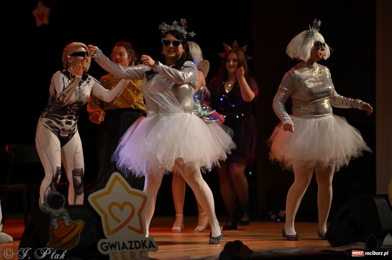 Zdjęcie w galerii na portalu naszraciborz.pl: Kosmiczna opowieść o solidarności. 22. Gwiazdka Serc przy niemal pełnej sali RCK [FOTO i WIDEO 1] wiadomości z regionu