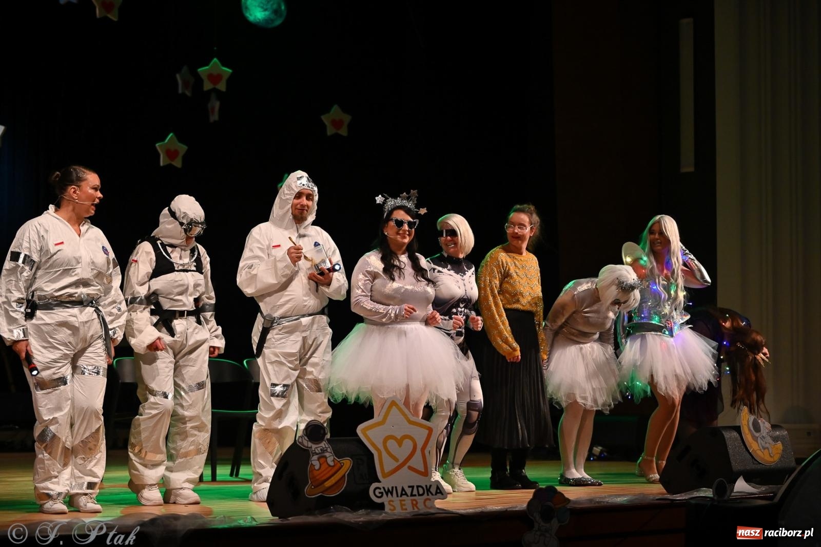 Zdjęcie w galerii na portalu naszraciborz.pl: Kosmiczna opowieść o solidarności. 22. Gwiazdka Serc przy niemal pełnej sali RCK [FOTO i WIDEO 1] wiadomości z regionu