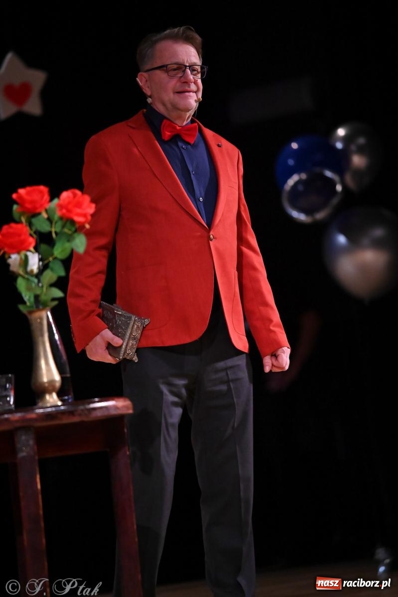 Zdjęcie w galerii na portalu naszraciborz.pl: Kosmiczna opowieść o solidarności. 22. Gwiazdka Serc przy niemal pełnej sali RCK [FOTO i WIDEO 1] wiadomości z regionu