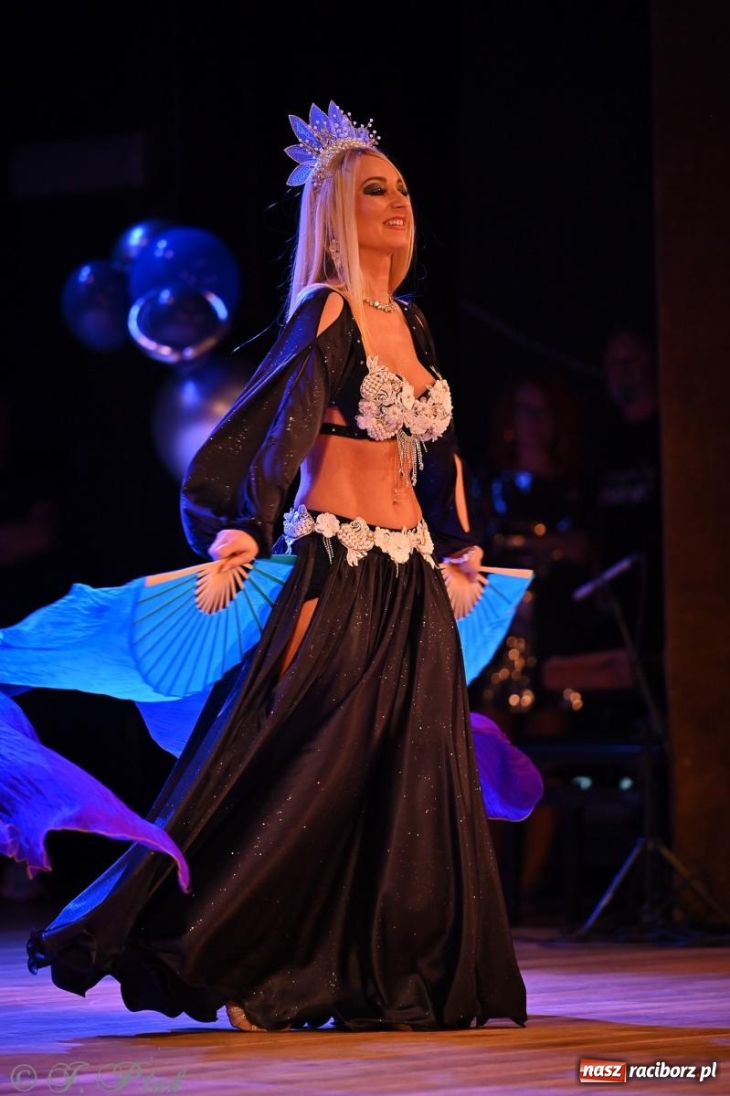 Zdjęcie w galerii na portalu naszraciborz.pl: Kosmiczna opowieść o solidarności. 22. Gwiazdka Serc przy niemal pełnej sali RCK [FOTO i WIDEO 1] wiadomości z regionu