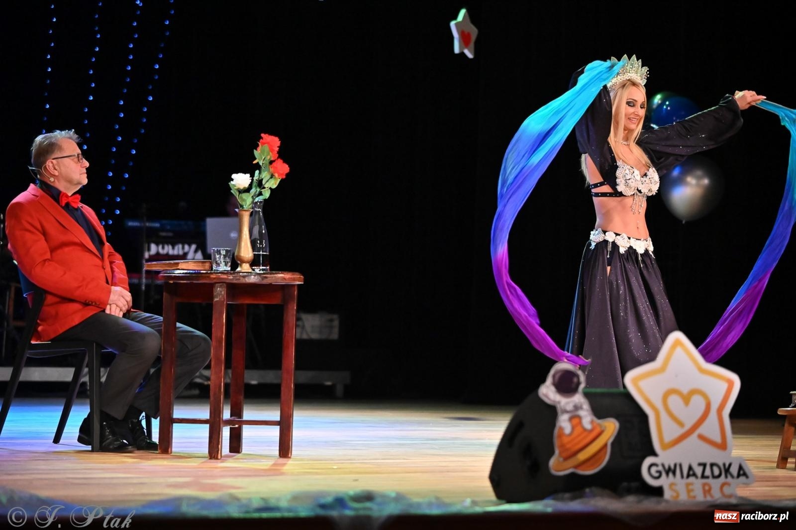 Zdjęcie w galerii na portalu naszraciborz.pl: Kosmiczna opowieść o solidarności. 22. Gwiazdka Serc przy niemal pełnej sali RCK [FOTO i WIDEO 1] wiadomości z regionu