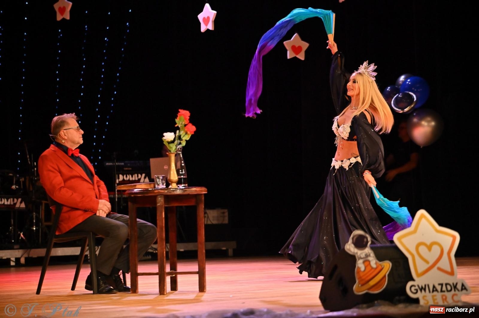 Zdjęcie w galerii na portalu naszraciborz.pl: Kosmiczna opowieść o solidarności. 22. Gwiazdka Serc przy niemal pełnej sali RCK [FOTO i WIDEO 1] wiadomości z regionu