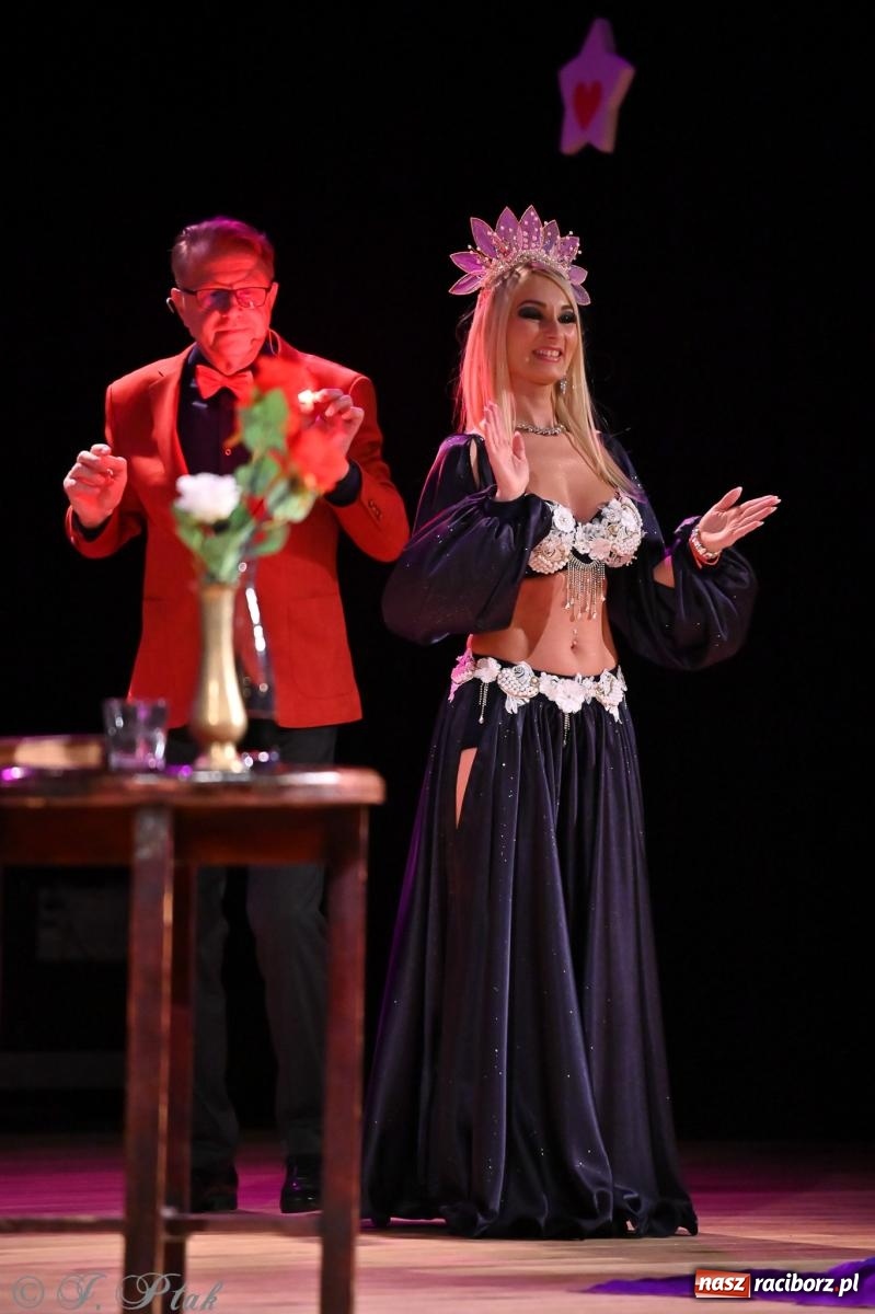 Zdjęcie w galerii na portalu naszraciborz.pl: Kosmiczna opowieść o solidarności. 22. Gwiazdka Serc przy niemal pełnej sali RCK [FOTO i WIDEO 1] wiadomości z regionu