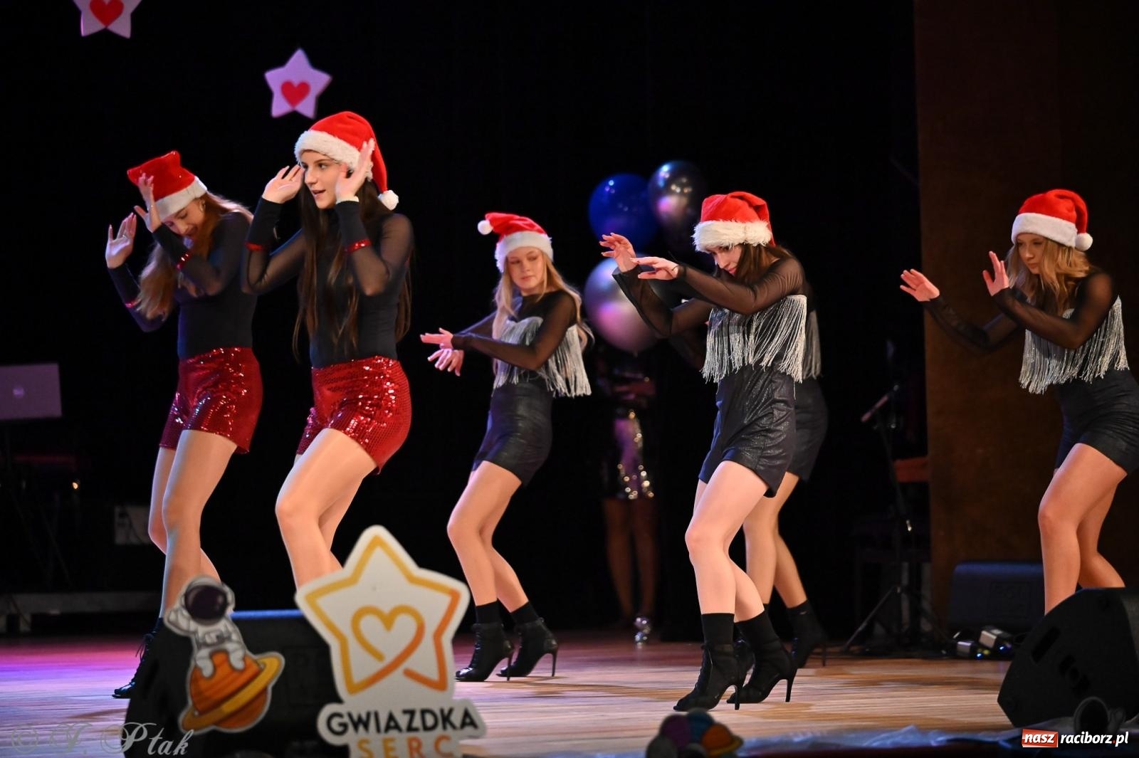 Zdjęcie w galerii na portalu naszraciborz.pl: Kosmiczna opowieść o solidarności. 22. Gwiazdka Serc przy niemal pełnej sali RCK [FOTO i WIDEO 1] wiadomości z regionu