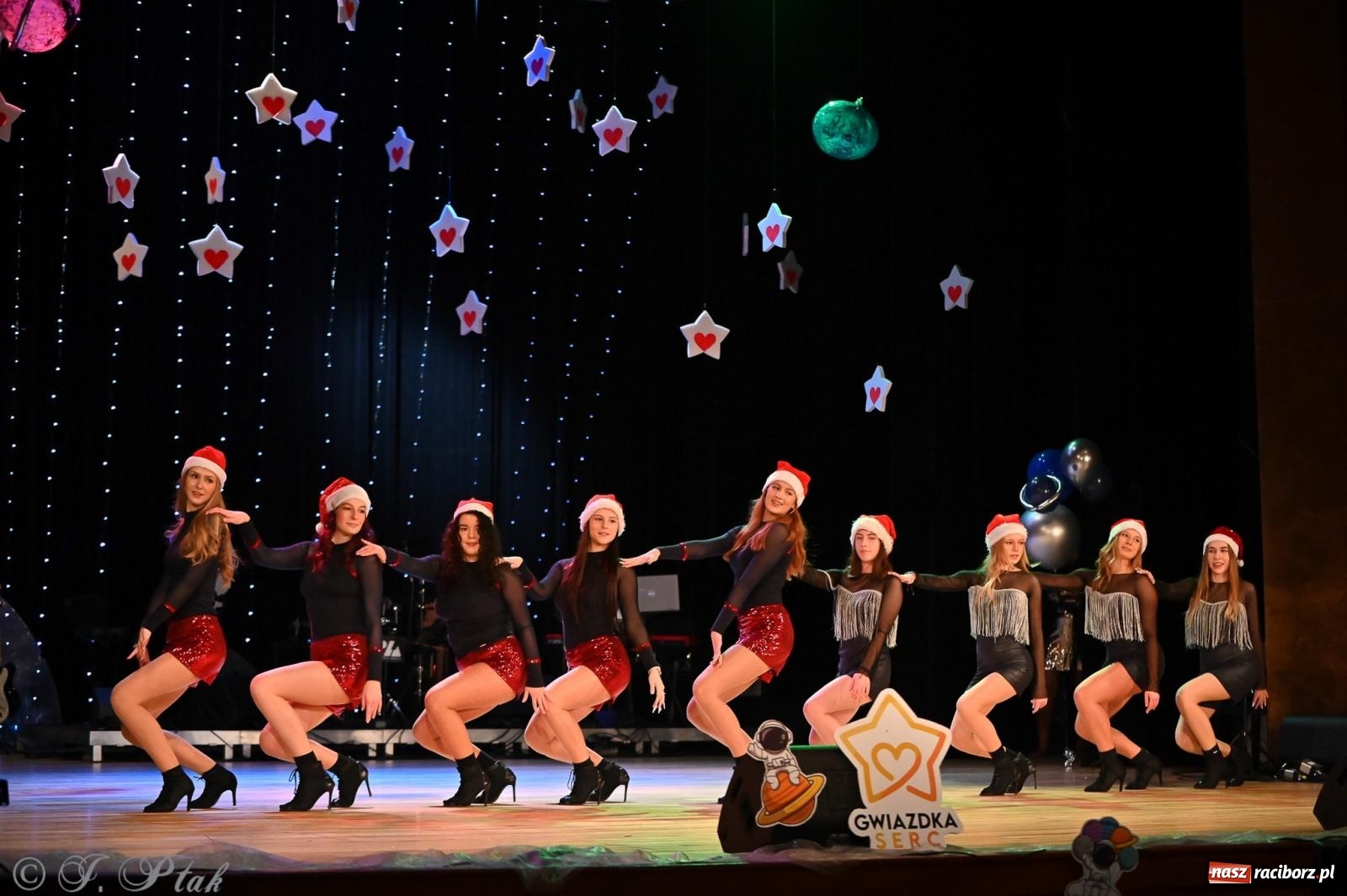 Zdjęcie w galerii na portalu naszraciborz.pl: Kosmiczna opowieść o solidarności. 22. Gwiazdka Serc przy niemal pełnej sali RCK [FOTO i WIDEO 1] wiadomości z regionu