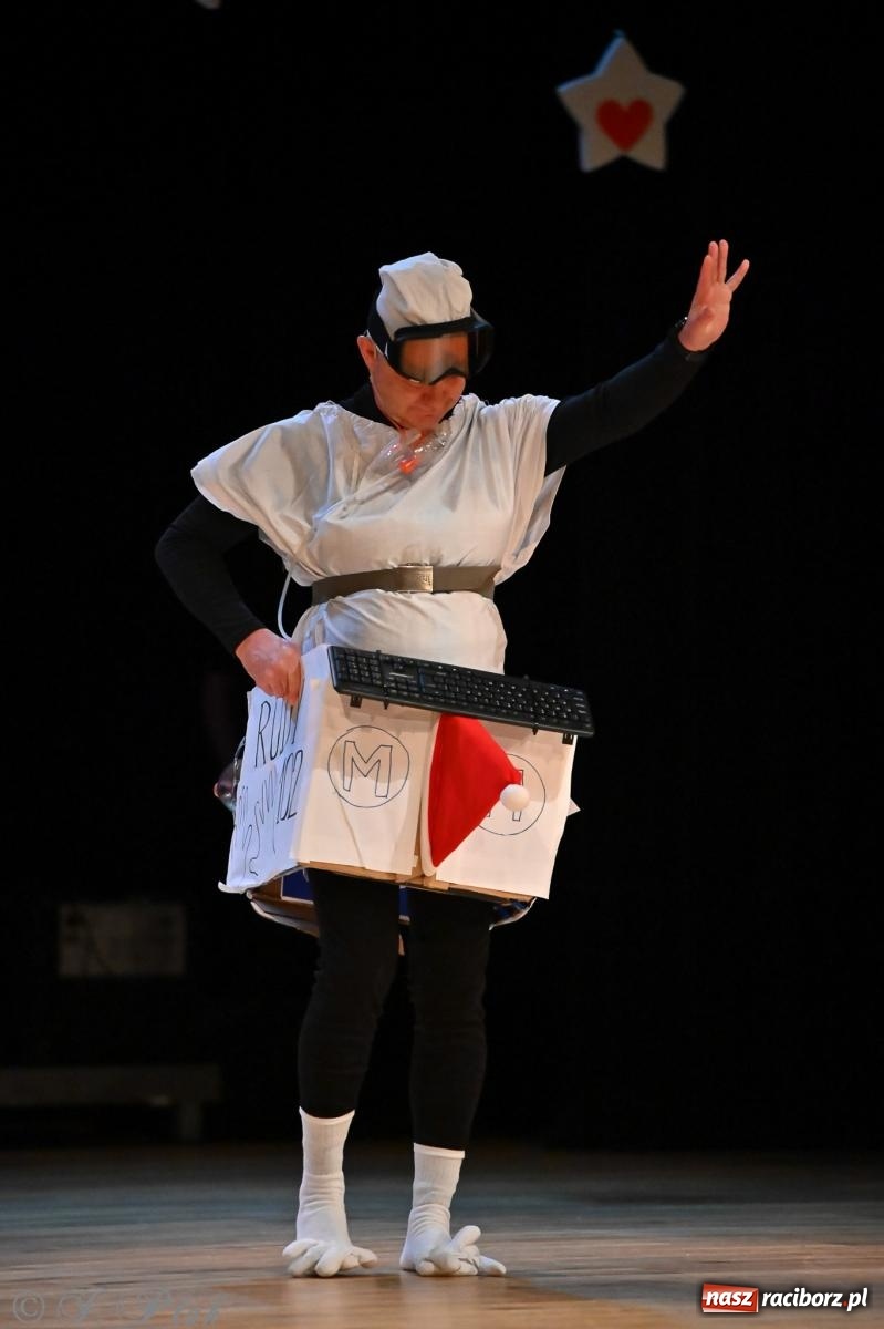 Zdjęcie w galerii na portalu naszraciborz.pl: Kosmiczna opowieść o solidarności. 22. Gwiazdka Serc przy niemal pełnej sali RCK [FOTO i WIDEO 1] wiadomości z regionu