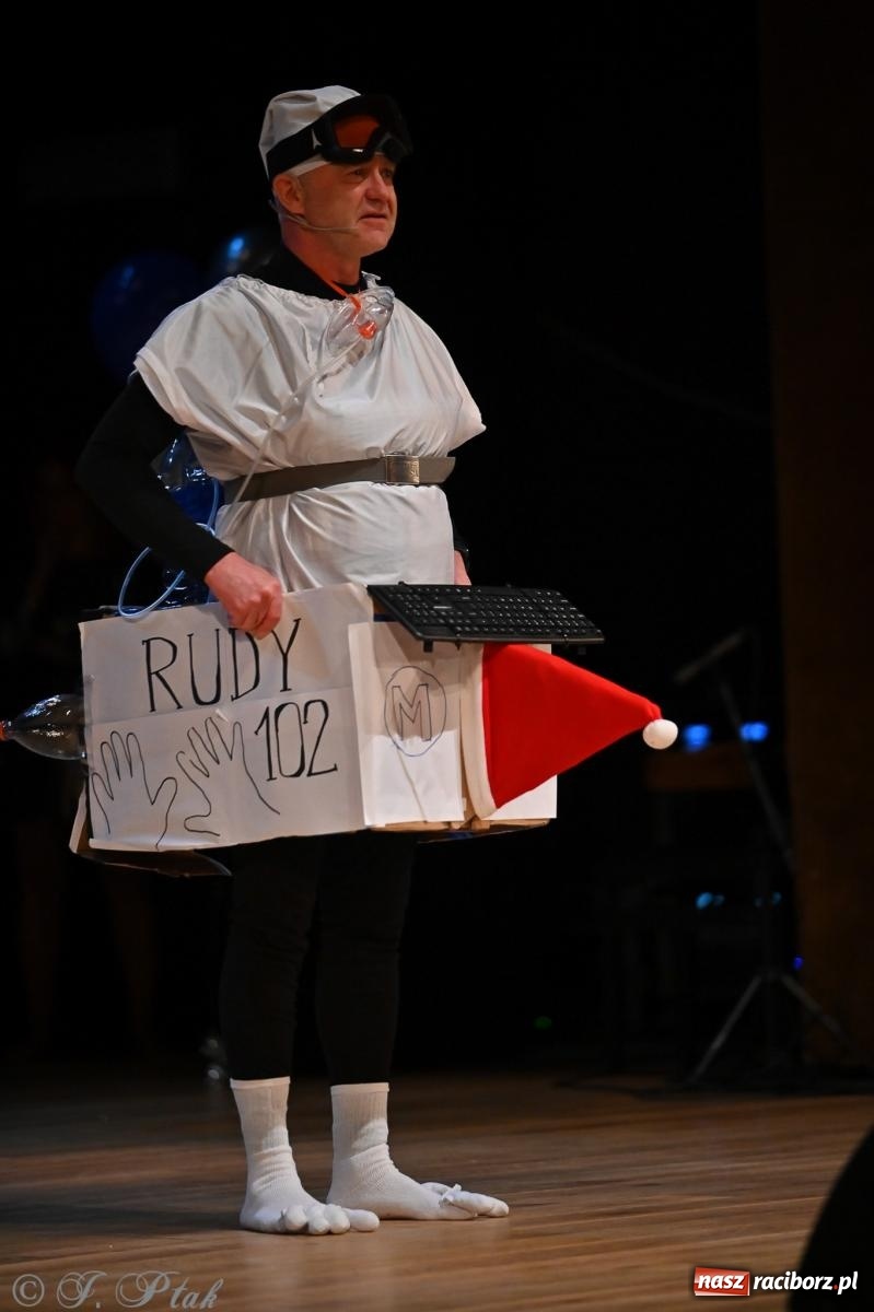 Zdjęcie w galerii na portalu naszraciborz.pl: Kosmiczna opowieść o solidarności. 22. Gwiazdka Serc przy niemal pełnej sali RCK [FOTO i WIDEO 1] wiadomości z regionu