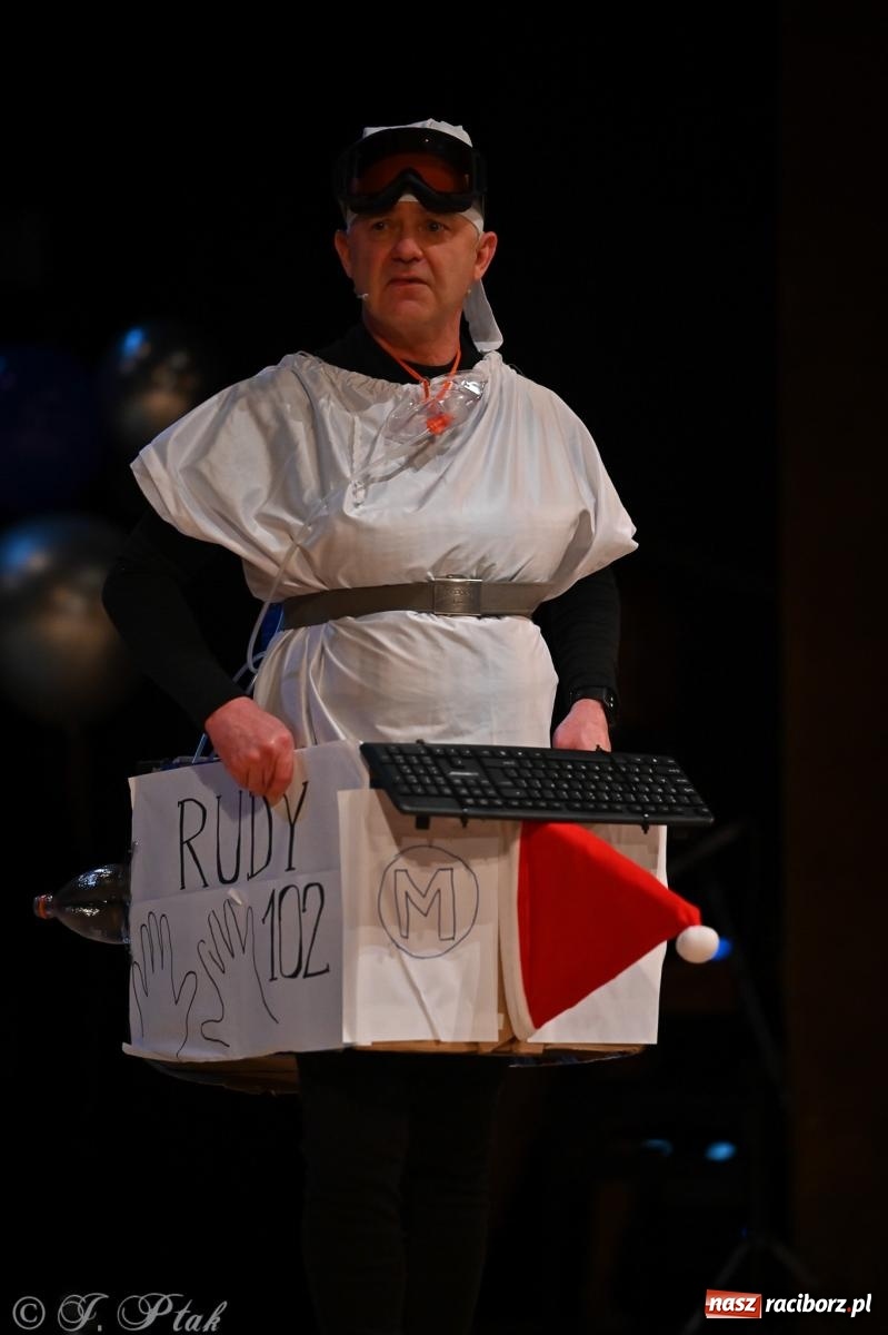 Zdjęcie w galerii na portalu naszraciborz.pl: Kosmiczna opowieść o solidarności. 22. Gwiazdka Serc przy niemal pełnej sali RCK [FOTO i WIDEO 1] wiadomości z regionu