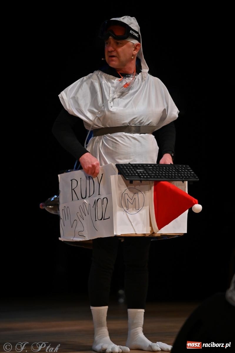 Zdjęcie w galerii na portalu naszraciborz.pl: Kosmiczna opowieść o solidarności. 22. Gwiazdka Serc przy niemal pełnej sali RCK [FOTO i WIDEO 1] wiadomości z regionu