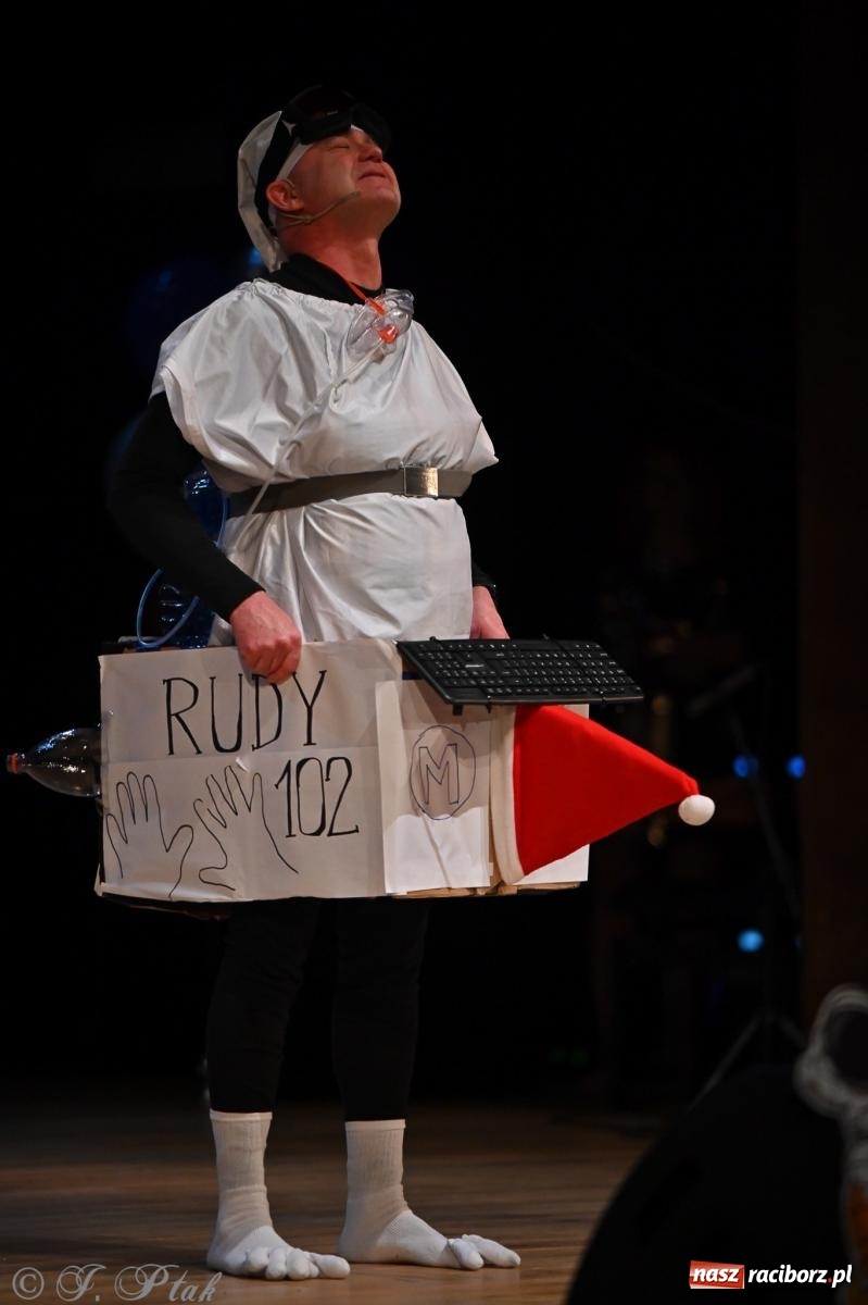 Zdjęcie w galerii na portalu naszraciborz.pl: Kosmiczna opowieść o solidarności. 22. Gwiazdka Serc przy niemal pełnej sali RCK [FOTO i WIDEO 1] wiadomości z regionu