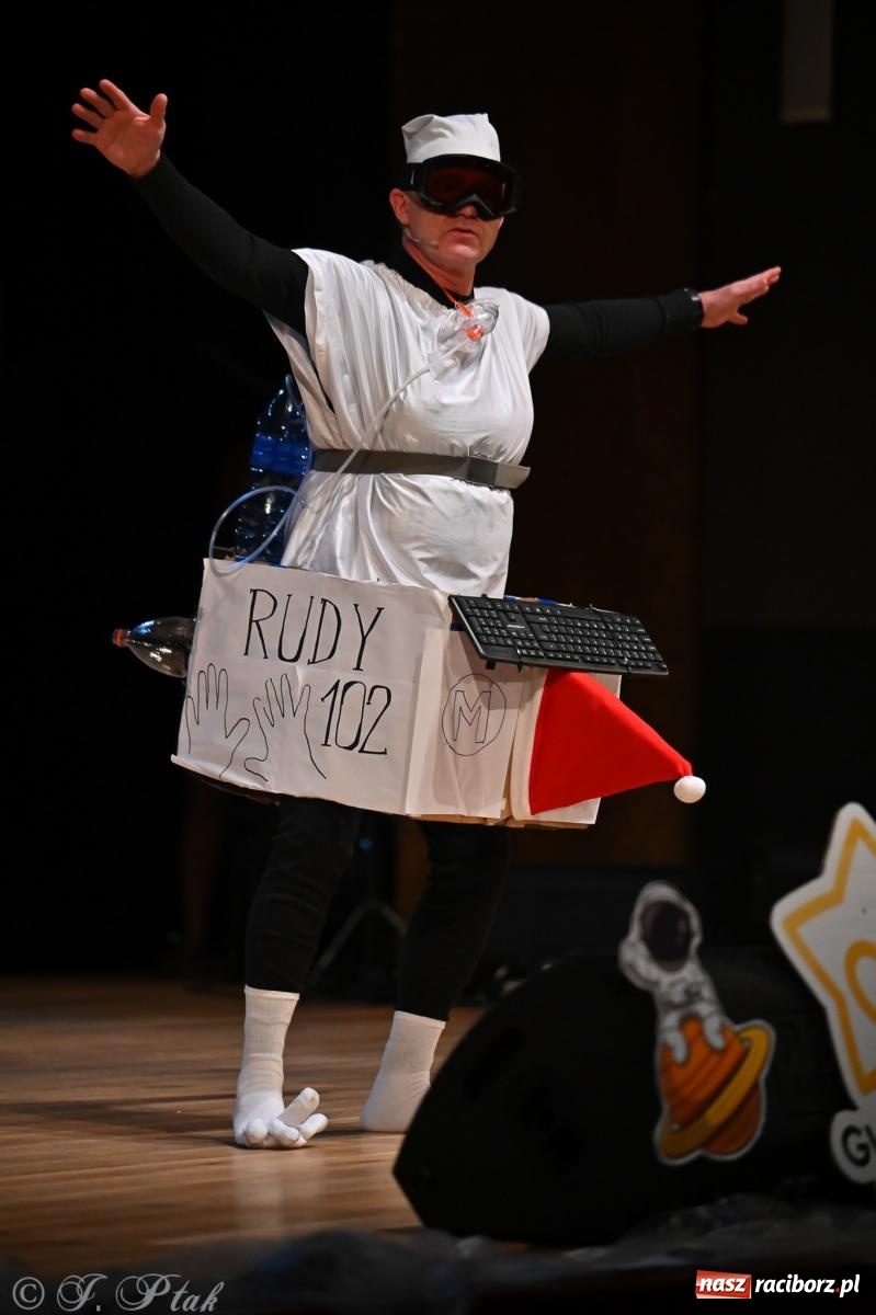 Zdjęcie w galerii na portalu naszraciborz.pl: Kosmiczna opowieść o solidarności. 22. Gwiazdka Serc przy niemal pełnej sali RCK [FOTO i WIDEO 1] wiadomości z regionu