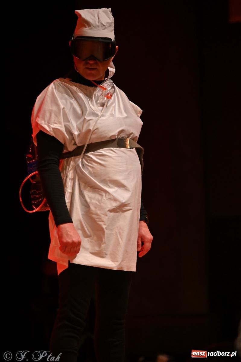 Zdjęcie w galerii na portalu naszraciborz.pl: Kosmiczna opowieść o solidarności. 22. Gwiazdka Serc przy niemal pełnej sali RCK [FOTO i WIDEO 1] wiadomości z regionu