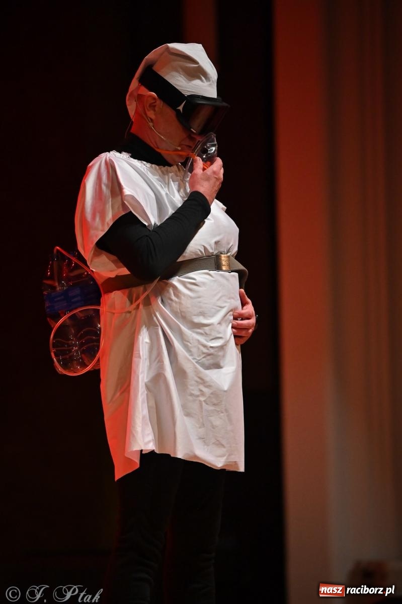 Zdjęcie w galerii na portalu naszraciborz.pl: Kosmiczna opowieść o solidarności. 22. Gwiazdka Serc przy niemal pełnej sali RCK [FOTO i WIDEO 1] wiadomości z regionu