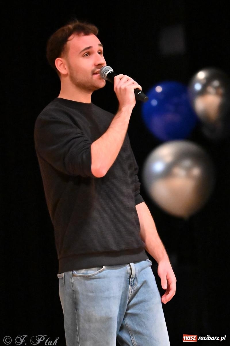 Zdjęcie w galerii na portalu naszraciborz.pl: Kosmiczna opowieść o solidarności. 22. Gwiazdka Serc przy niemal pełnej sali RCK [FOTO i WIDEO 1] wiadomości z regionu
