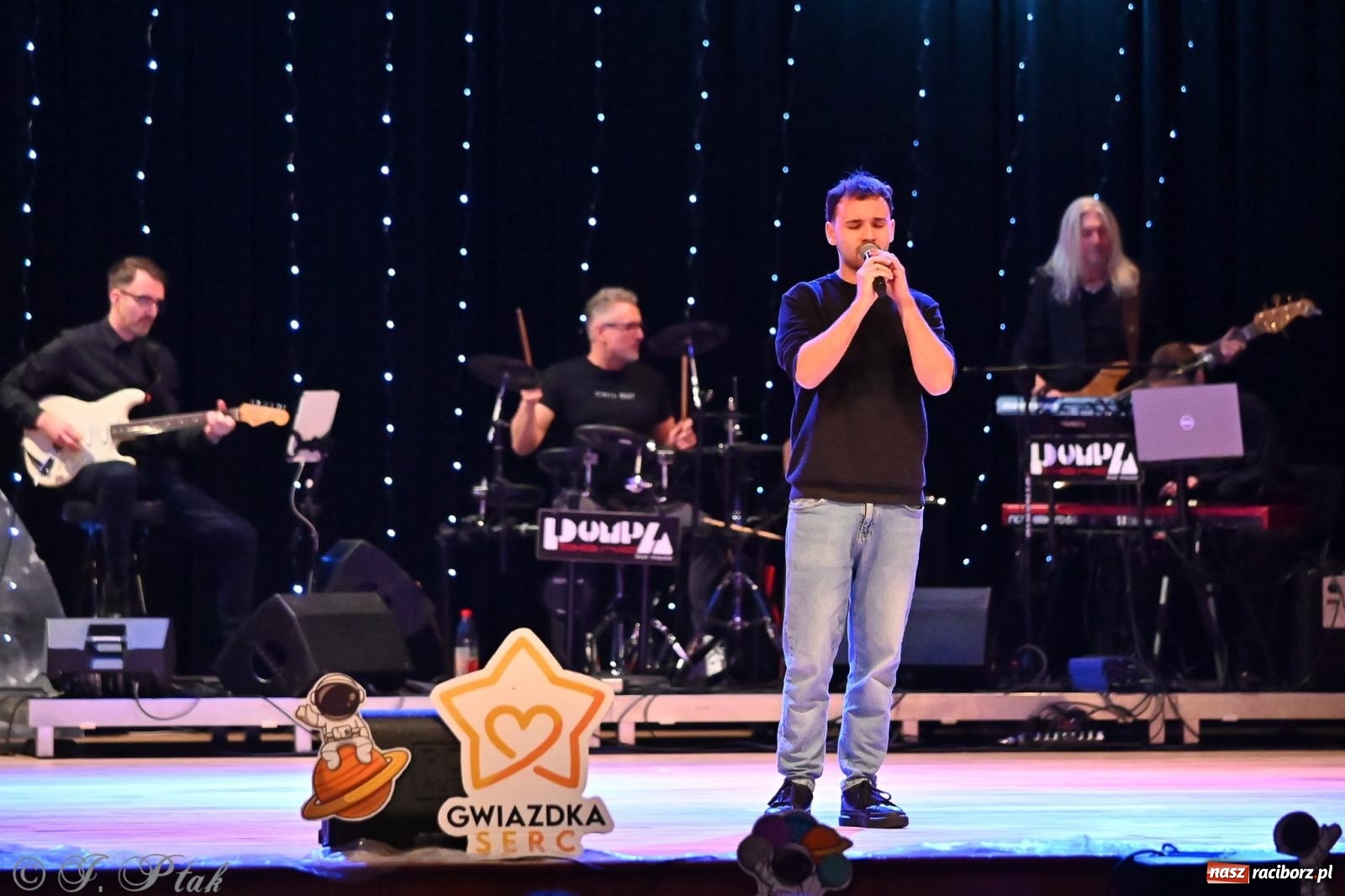 Zdjęcie w galerii na portalu naszraciborz.pl: Kosmiczna opowieść o solidarności. 22. Gwiazdka Serc przy niemal pełnej sali RCK [FOTO i WIDEO 1] wiadomości z regionu