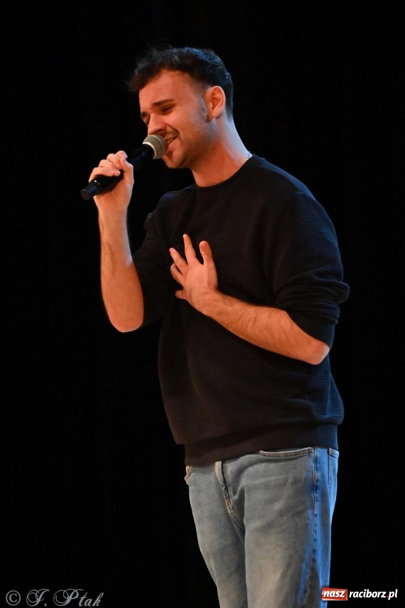 Zdjęcie w galerii na portalu naszraciborz.pl: Kosmiczna opowieść o solidarności. 22. Gwiazdka Serc przy niemal pełnej sali RCK [FOTO i WIDEO 1] wiadomości z regionu