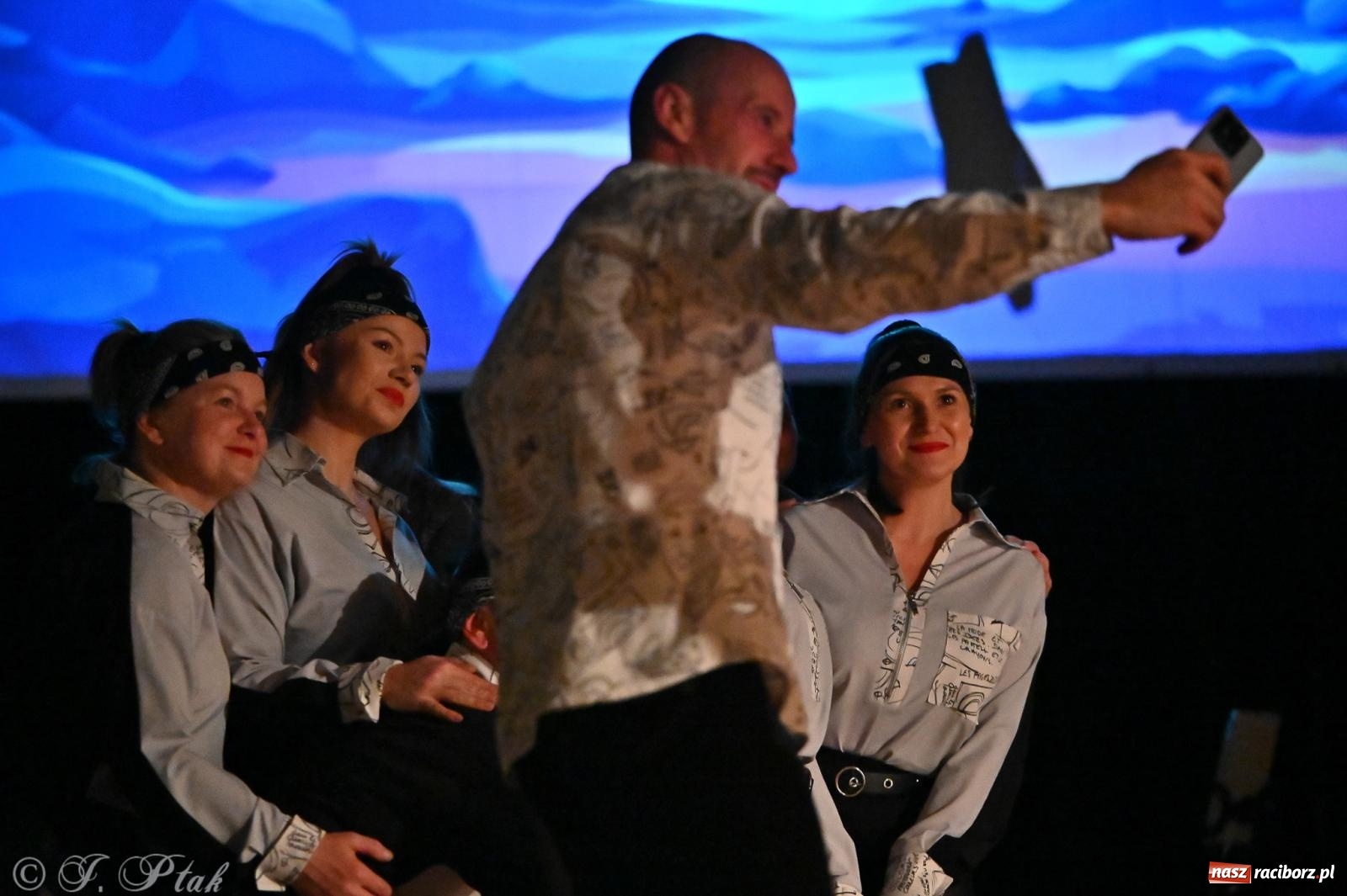 Zdjęcie w galerii na portalu naszraciborz.pl: Kosmiczna opowieść o solidarności. 22. Gwiazdka Serc przy niemal pełnej sali RCK [FOTO i WIDEO 1] wiadomości z regionu
