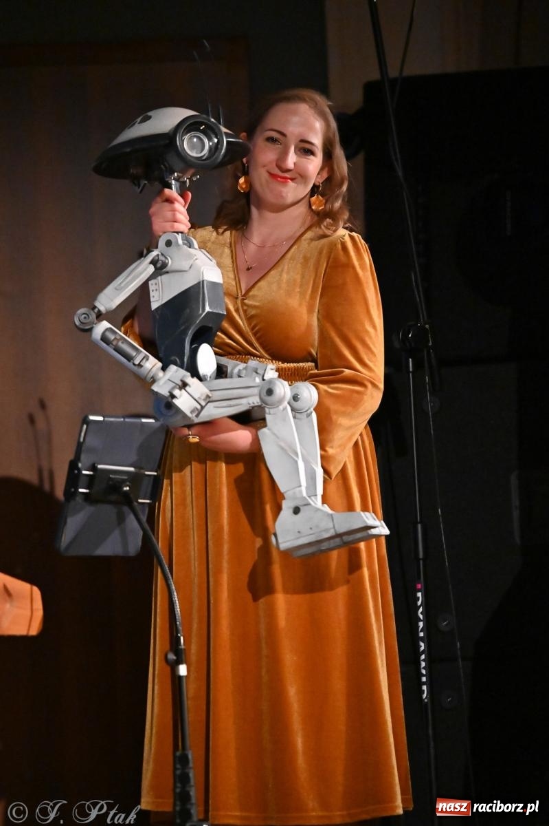 Zdjęcie w galerii na portalu naszraciborz.pl: Kosmiczna opowieść o solidarności. 22. Gwiazdka Serc przy niemal pełnej sali RCK [FOTO i WIDEO 1] wiadomości z regionu