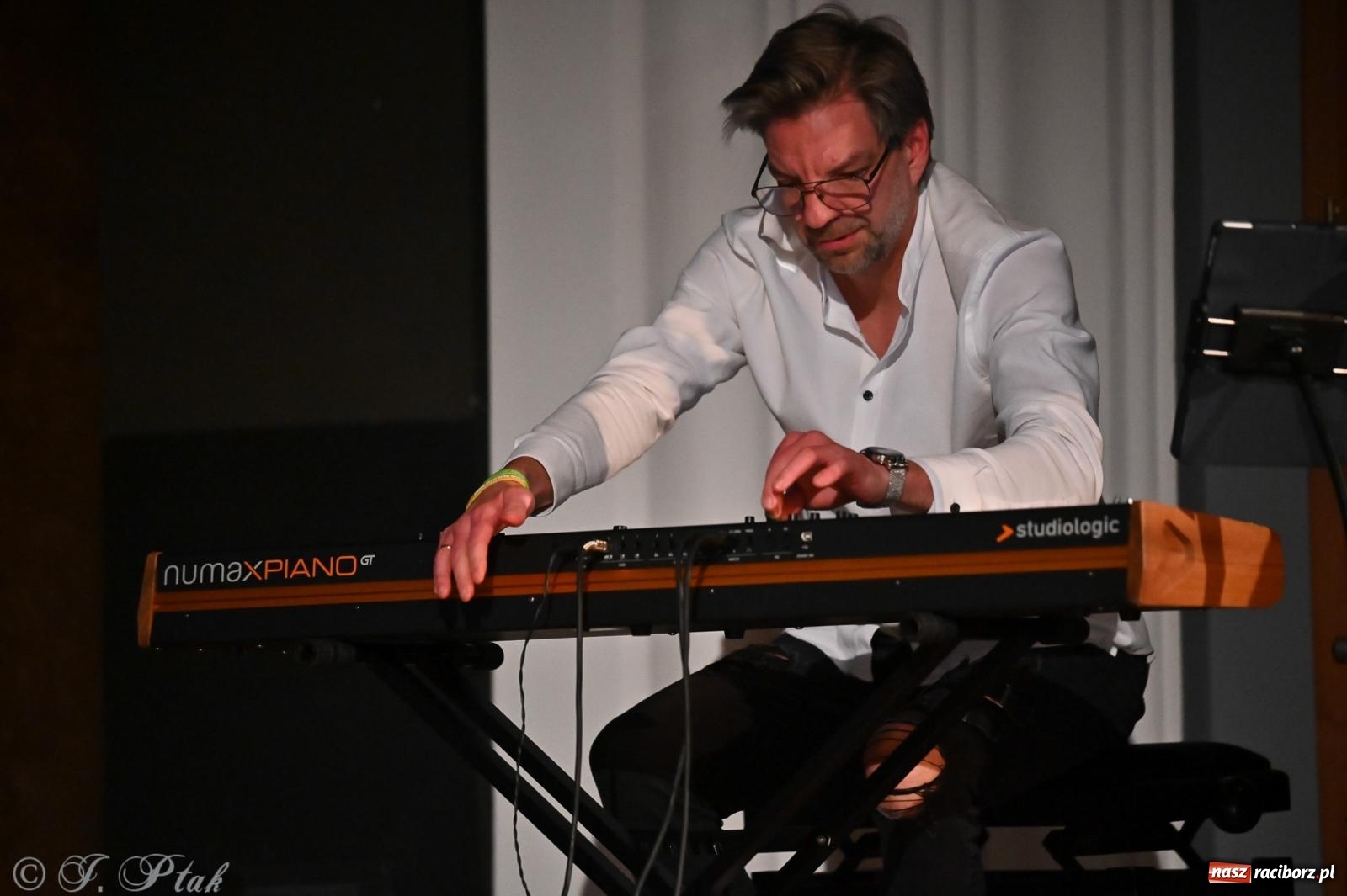 Zdjęcie w galerii na portalu naszraciborz.pl: Kosmiczna opowieść o solidarności. 22. Gwiazdka Serc przy niemal pełnej sali RCK [FOTO i WIDEO 1] wiadomości z regionu