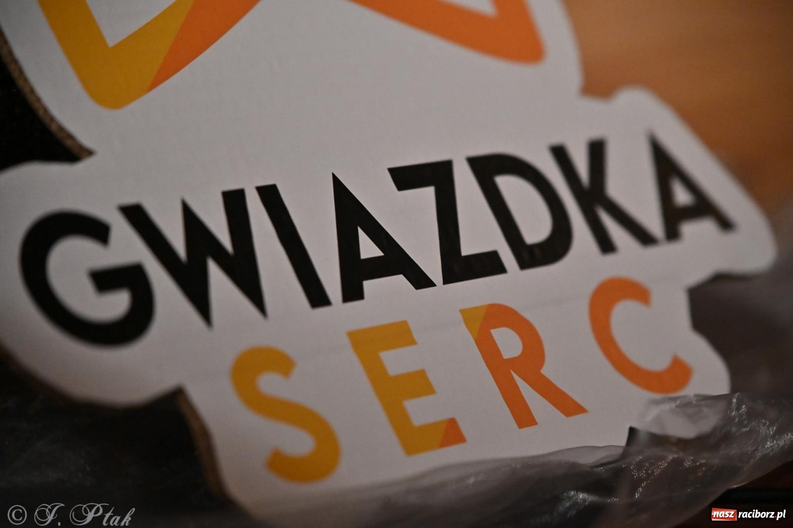 Zdjęcie w galerii na portalu naszraciborz.pl: Kosmiczna opowieść o solidarności. 22. Gwiazdka Serc przy niemal pełnej sali RCK [FOTO i WIDEO 1] wiadomości z regionu