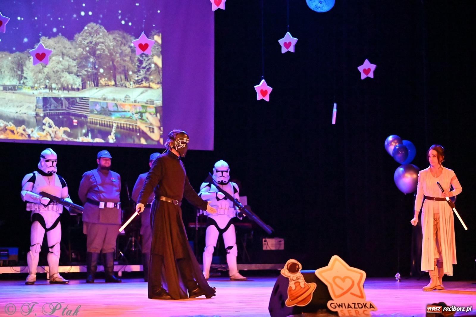 Zdjęcie w galerii na portalu naszraciborz.pl: Kosmiczna opowieść o solidarności. 22. Gwiazdka Serc przy niemal pełnej sali RCK [FOTO i WIDEO 1] wiadomości z regionu