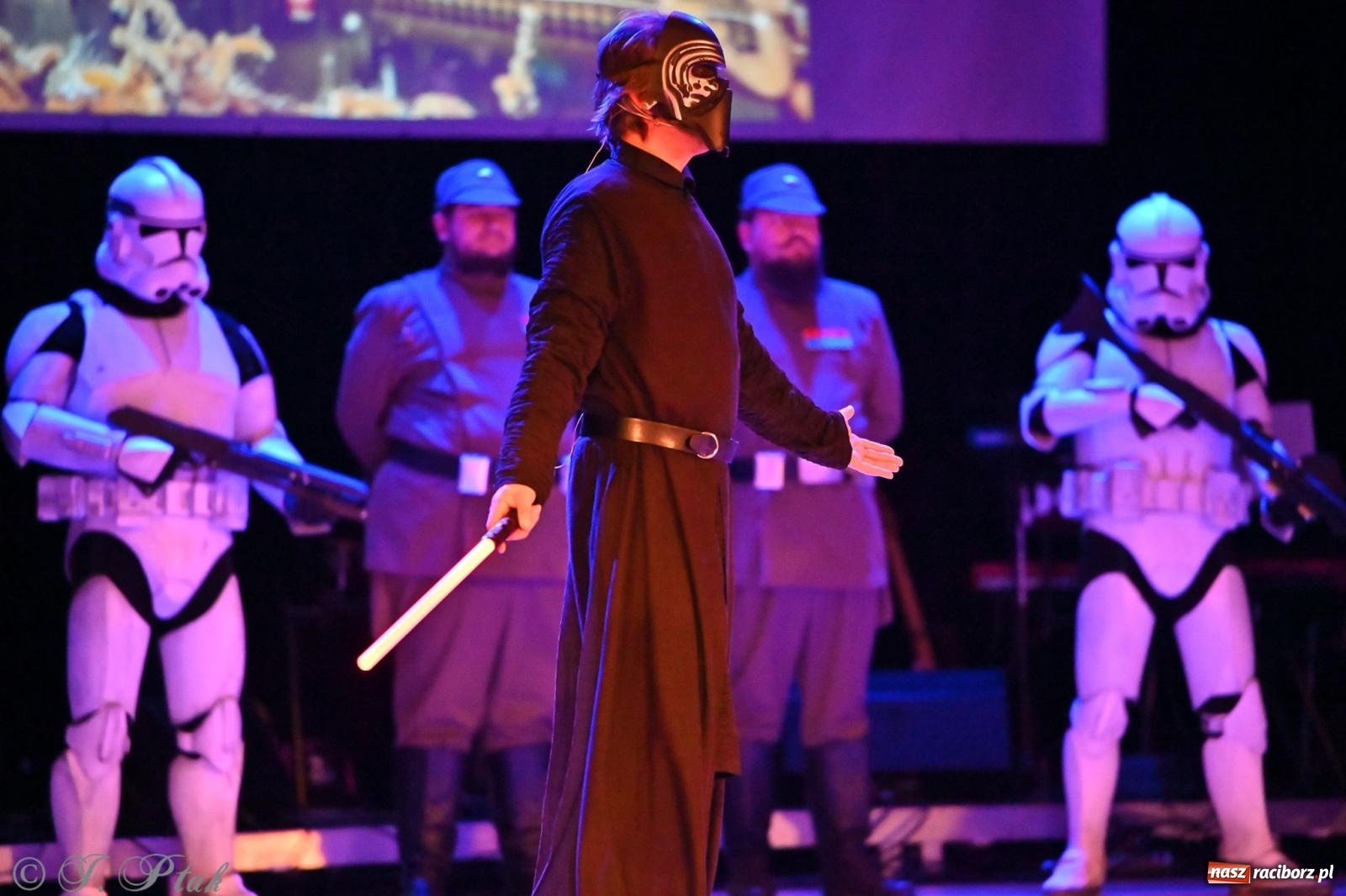 Zdjęcie w galerii na portalu naszraciborz.pl: Kosmiczna opowieść o solidarności. 22. Gwiazdka Serc przy niemal pełnej sali RCK [FOTO i WIDEO 1] wiadomości z regionu