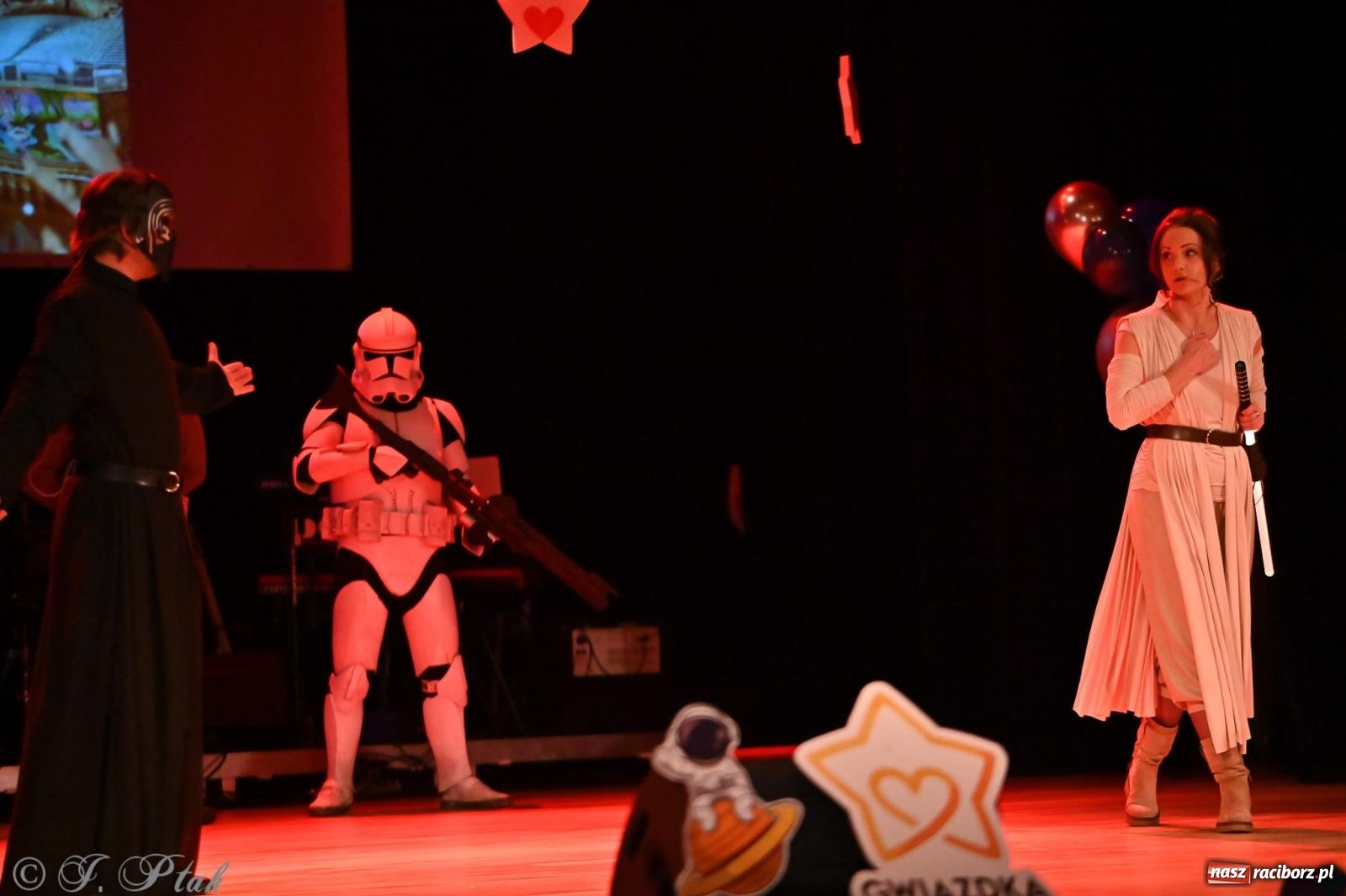 Zdjęcie w galerii na portalu naszraciborz.pl: Kosmiczna opowieść o solidarności. 22. Gwiazdka Serc przy niemal pełnej sali RCK [FOTO i WIDEO 1] wiadomości z regionu