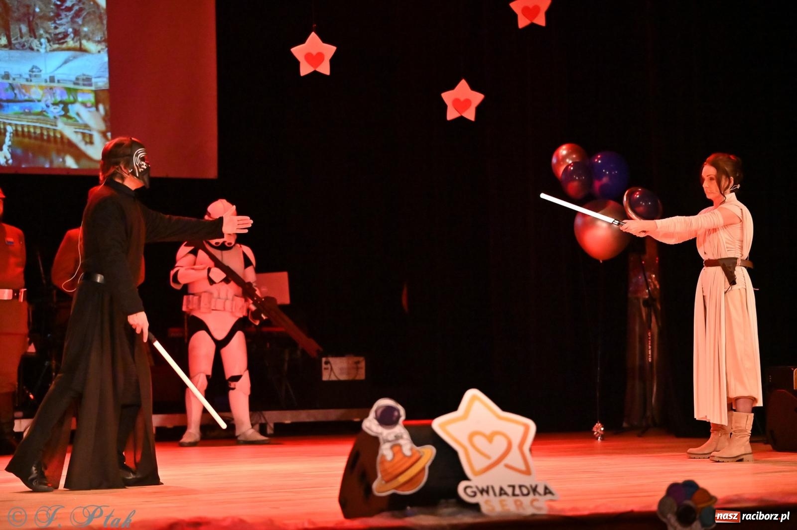 Zdjęcie w galerii na portalu naszraciborz.pl: Kosmiczna opowieść o solidarności. 22. Gwiazdka Serc przy niemal pełnej sali RCK [FOTO i WIDEO 1] wiadomości z regionu