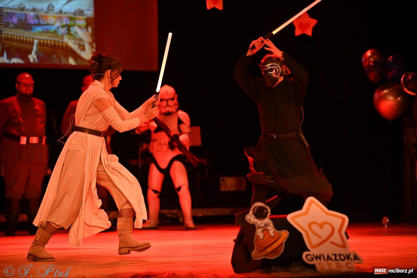 Zdjęcie w galerii na portalu naszraciborz.pl: Kosmiczna opowieść o solidarności. 22. Gwiazdka Serc przy niemal pełnej sali RCK [FOTO i WIDEO 1] wiadomości z regionu