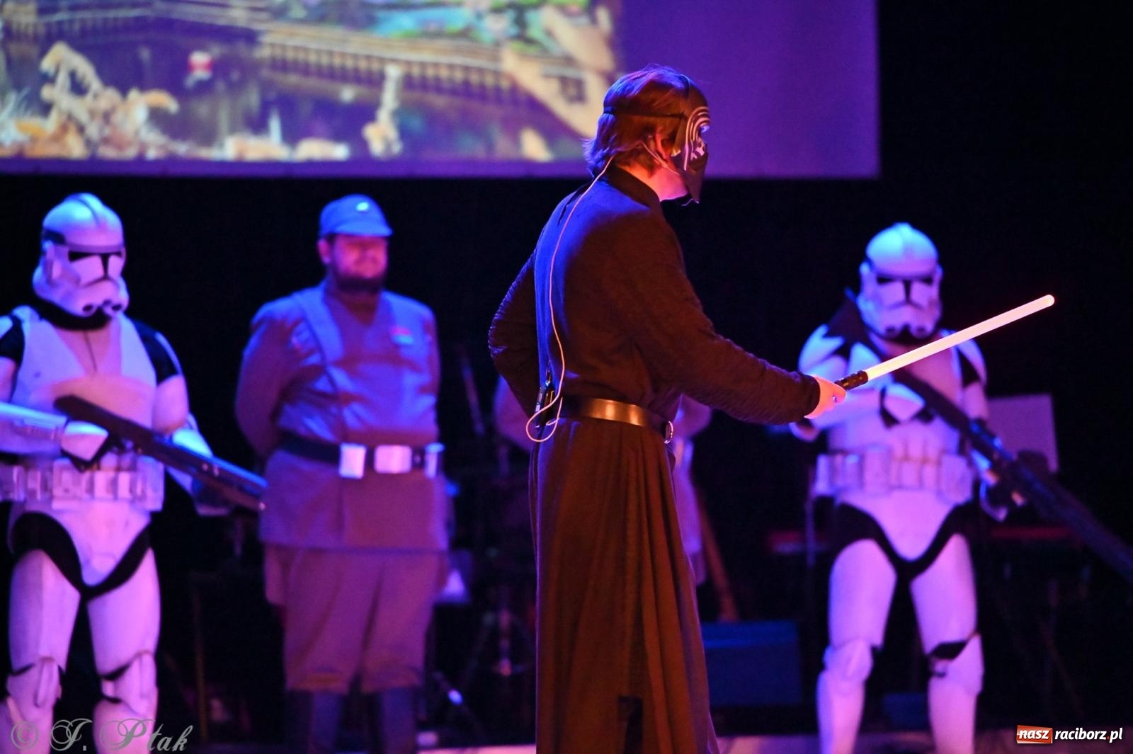 Zdjęcie w galerii na portalu naszraciborz.pl: Kosmiczna opowieść o solidarności. 22. Gwiazdka Serc przy niemal pełnej sali RCK [FOTO i WIDEO 1] wiadomości z regionu