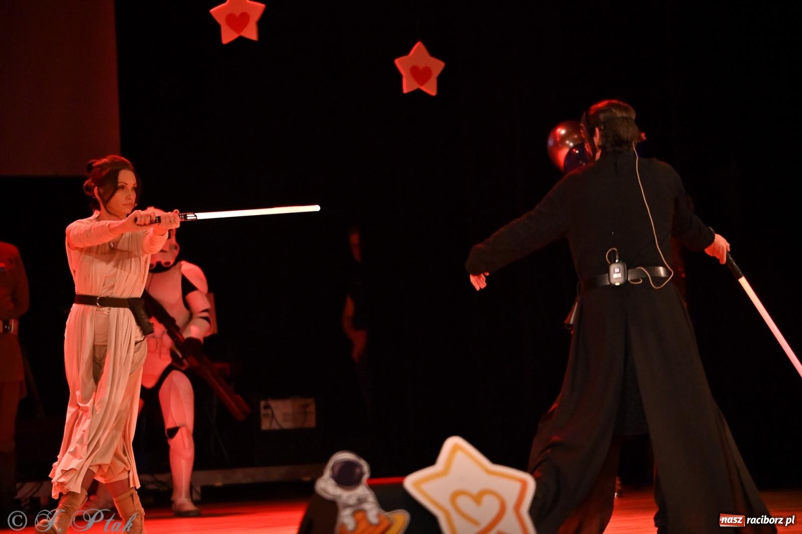 Zdjęcie w galerii na portalu naszraciborz.pl: Kosmiczna opowieść o solidarności. 22. Gwiazdka Serc przy niemal pełnej sali RCK [FOTO i WIDEO 1] wiadomości z regionu