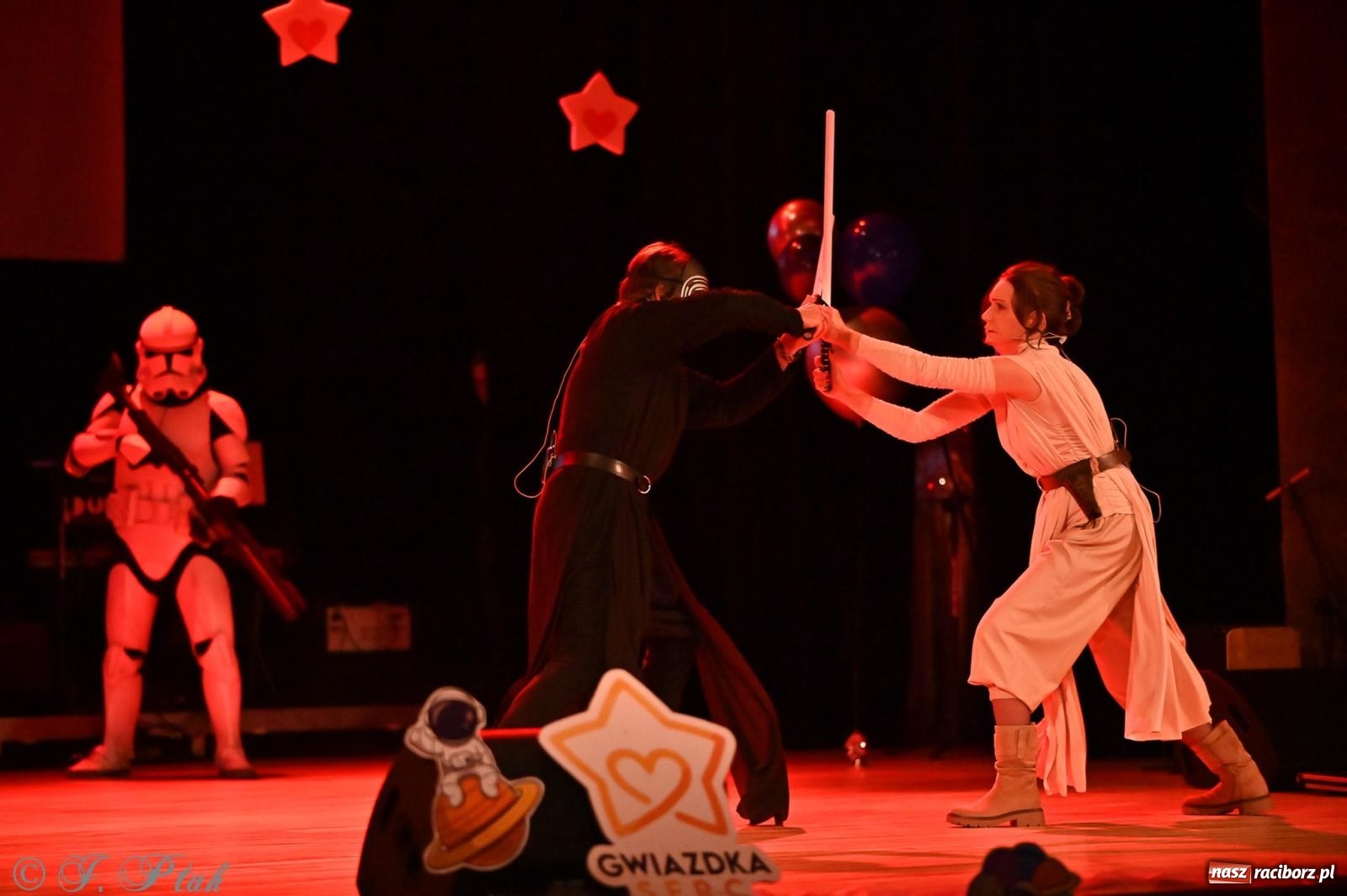 Zdjęcie w galerii na portalu naszraciborz.pl: Kosmiczna opowieść o solidarności. 22. Gwiazdka Serc przy niemal pełnej sali RCK [FOTO i WIDEO 1] wiadomości z regionu