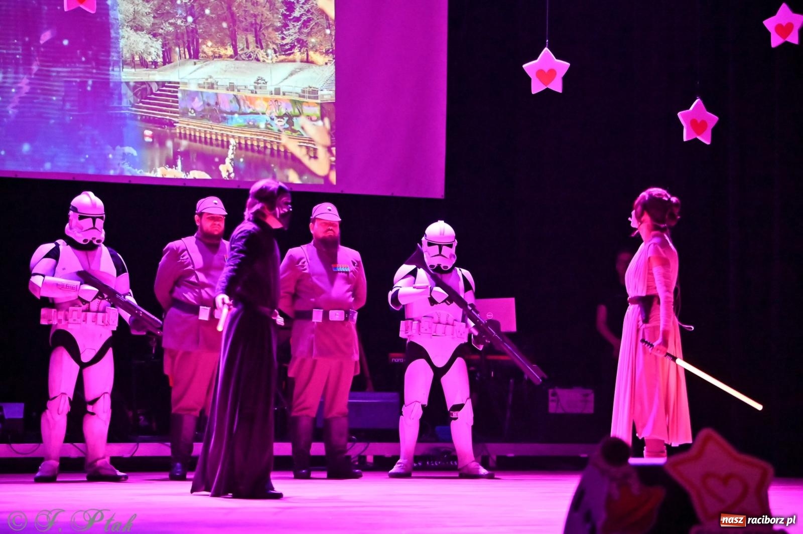Zdjęcie w galerii na portalu naszraciborz.pl: Kosmiczna opowieść o solidarności. 22. Gwiazdka Serc przy niemal pełnej sali RCK [FOTO i WIDEO 1] wiadomości z regionu
