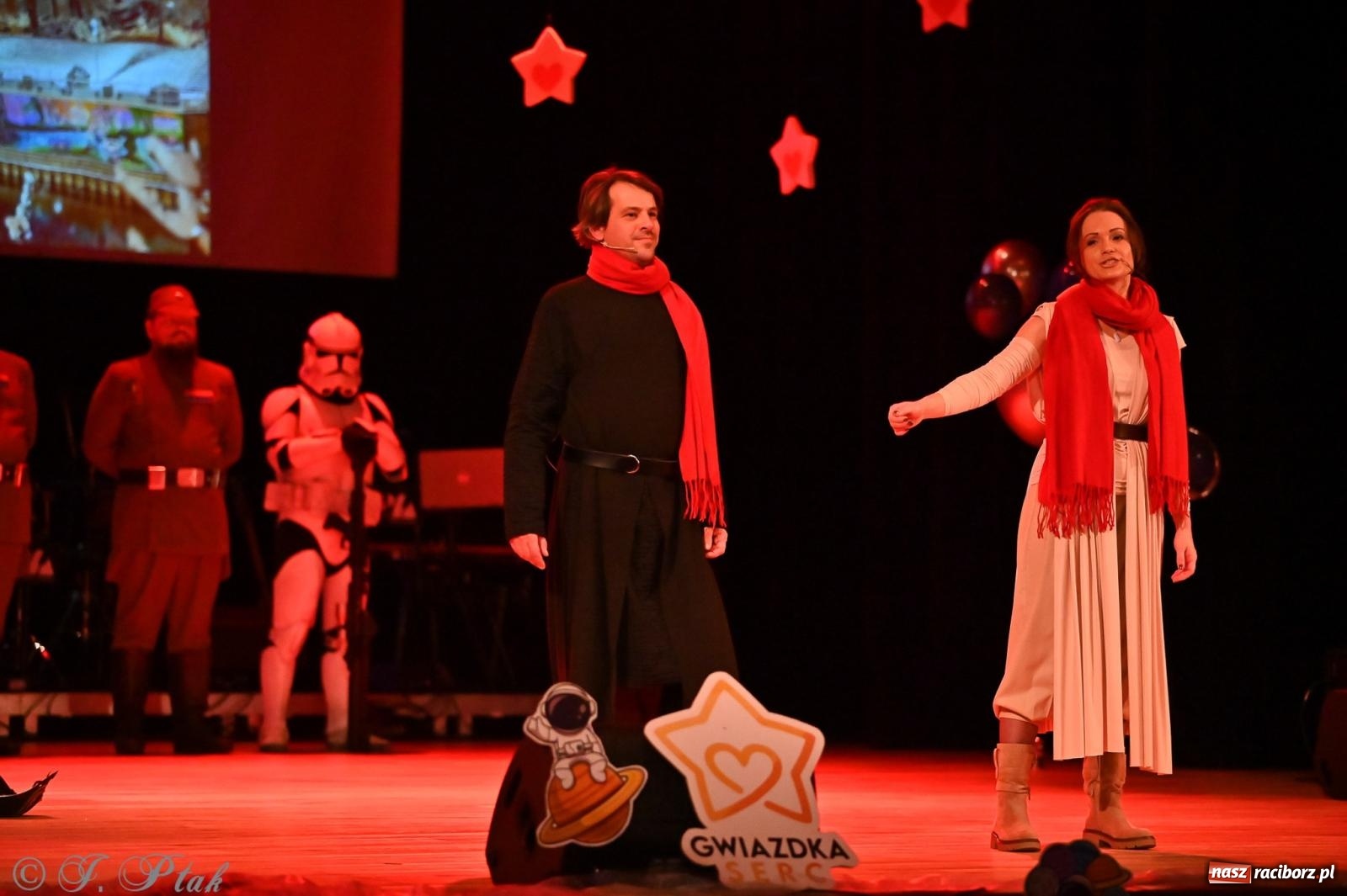 Zdjęcie w galerii na portalu naszraciborz.pl: Kosmiczna opowieść o solidarności. 22. Gwiazdka Serc przy niemal pełnej sali RCK [FOTO i WIDEO 1] wiadomości z regionu
