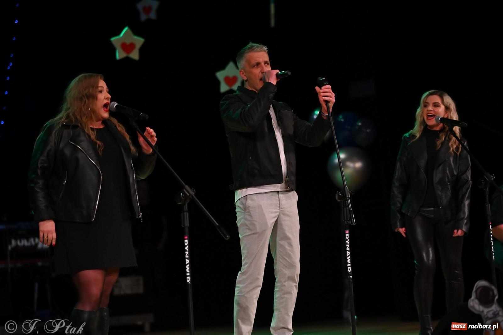 Zdjęcie w galerii na portalu naszraciborz.pl: Kosmiczna opowieść o solidarności. 22. Gwiazdka Serc przy niemal pełnej sali RCK [FOTO i WIDEO 1] wiadomości z regionu