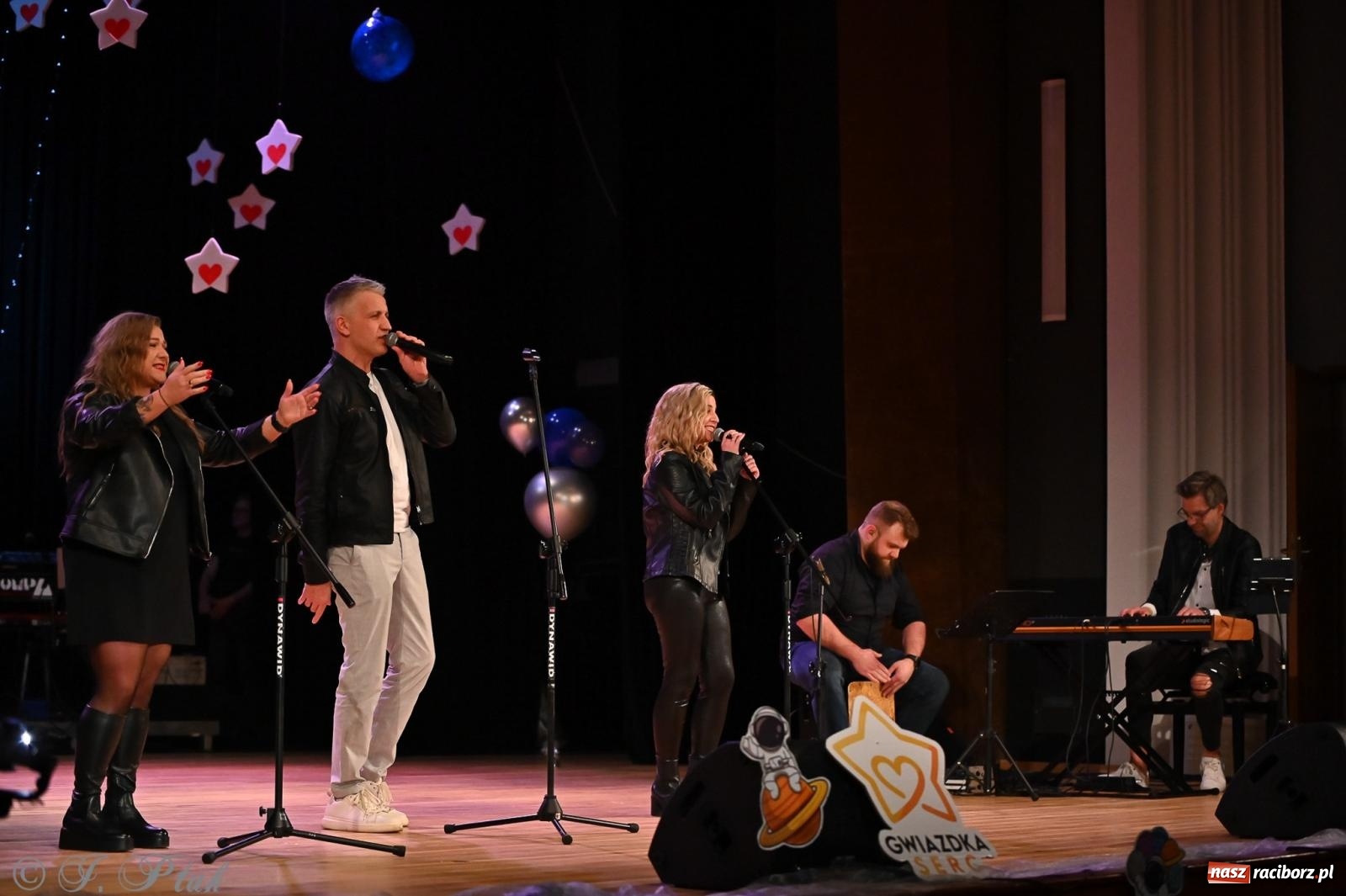 Zdjęcie w galerii na portalu naszraciborz.pl: Kosmiczna opowieść o solidarności. 22. Gwiazdka Serc przy niemal pełnej sali RCK [FOTO i WIDEO 1] wiadomości z regionu