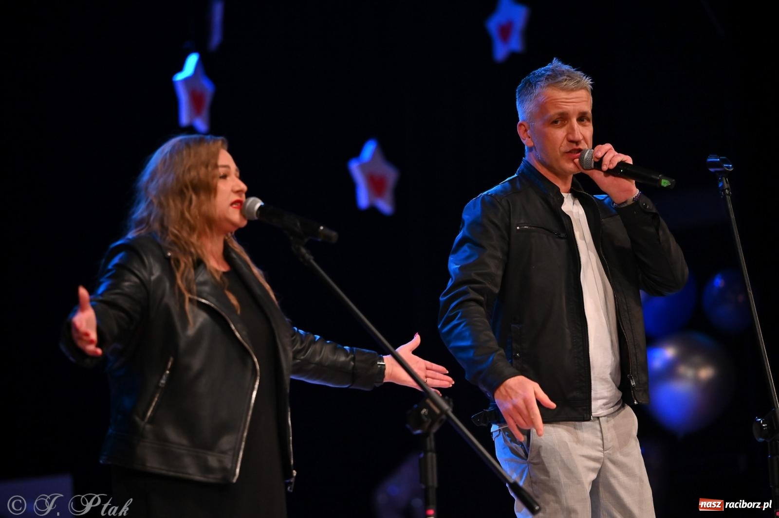 Zdjęcie w galerii na portalu naszraciborz.pl: Kosmiczna opowieść o solidarności. 22. Gwiazdka Serc przy niemal pełnej sali RCK [FOTO i WIDEO 1] wiadomości z regionu