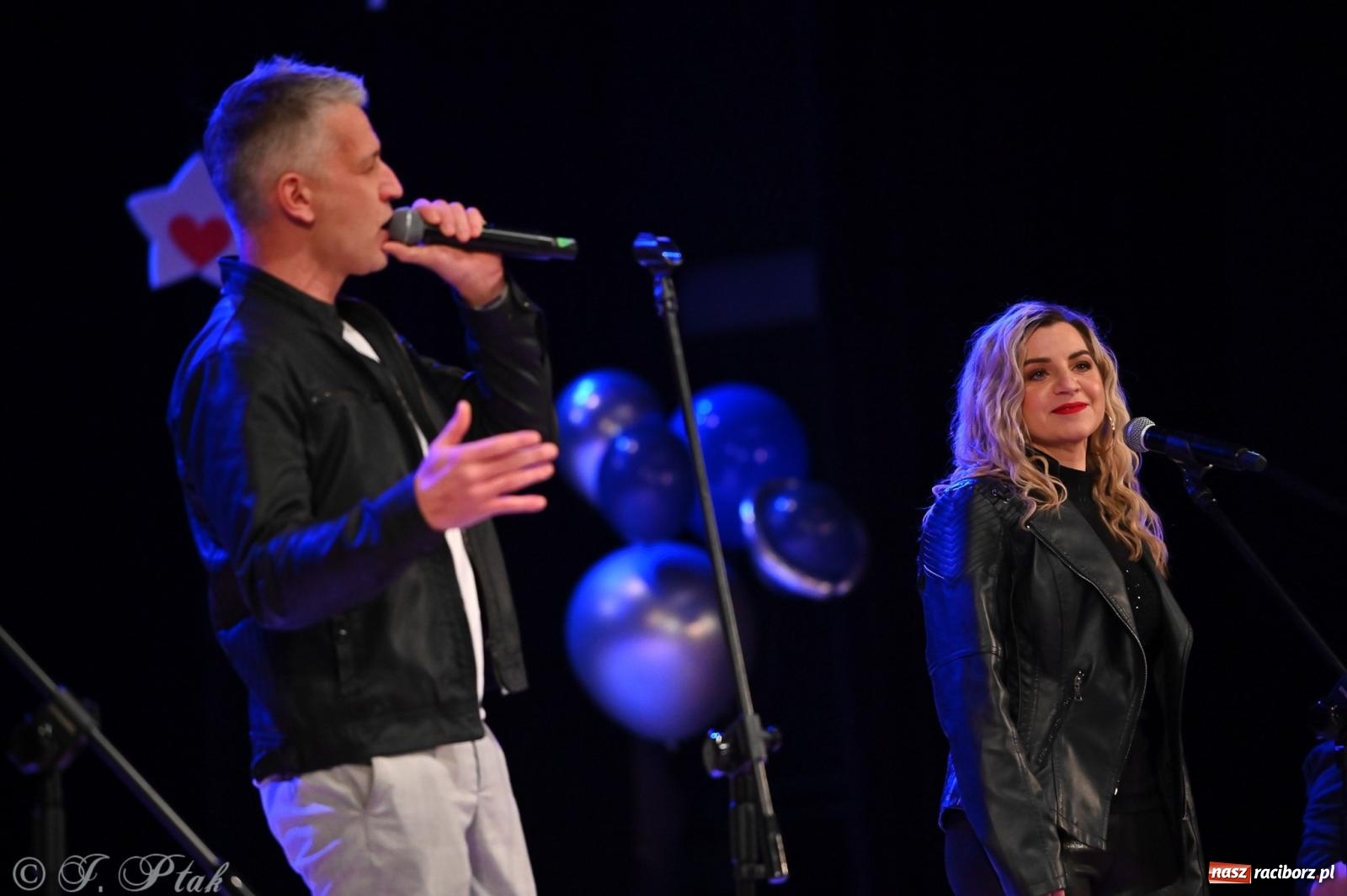 Zdjęcie w galerii na portalu naszraciborz.pl: Kosmiczna opowieść o solidarności. 22. Gwiazdka Serc przy niemal pełnej sali RCK [FOTO i WIDEO 1] wiadomości z regionu