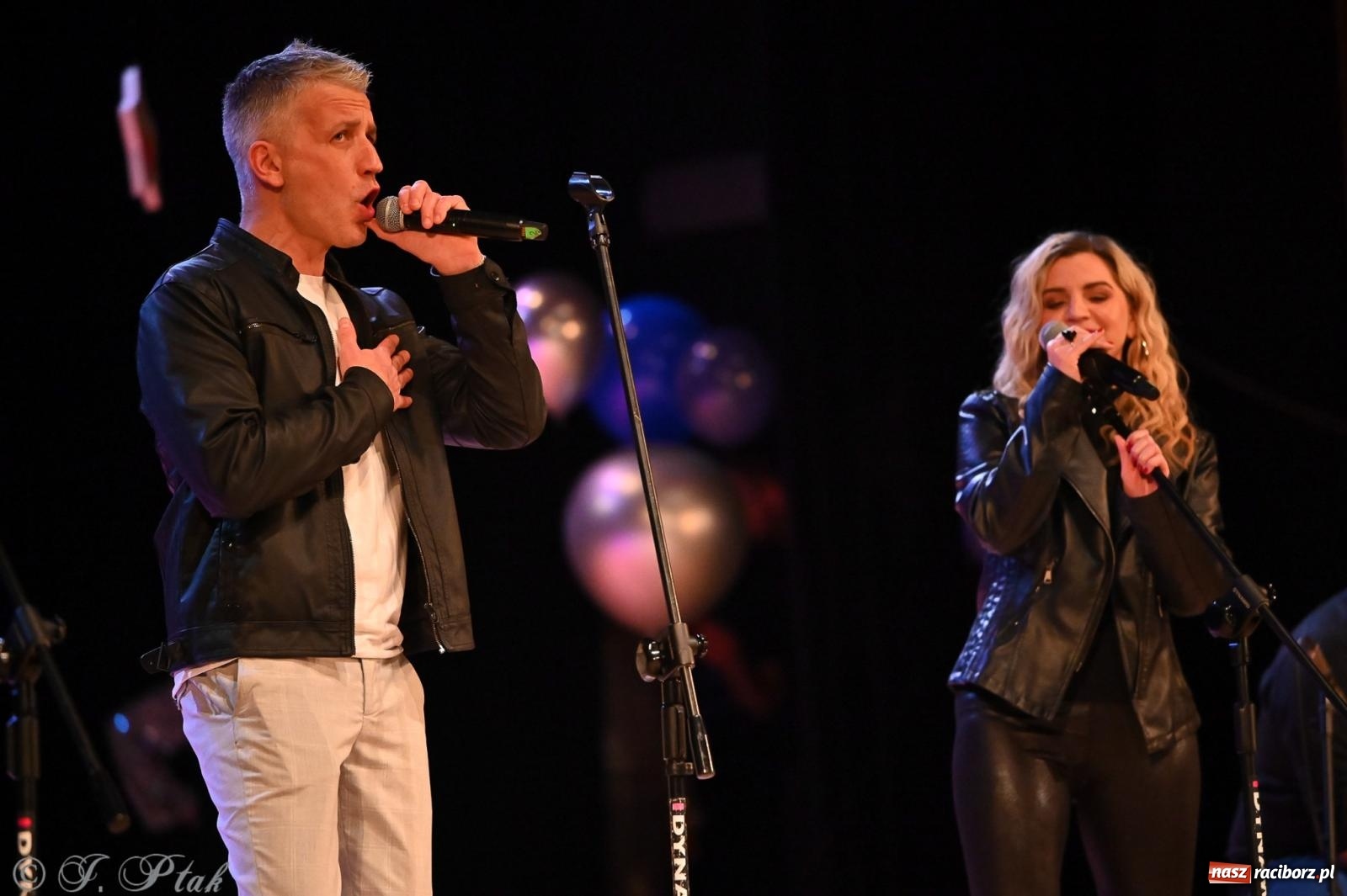 Zdjęcie w galerii na portalu naszraciborz.pl: Kosmiczna opowieść o solidarności. 22. Gwiazdka Serc przy niemal pełnej sali RCK [FOTO i WIDEO 1] wiadomości z regionu