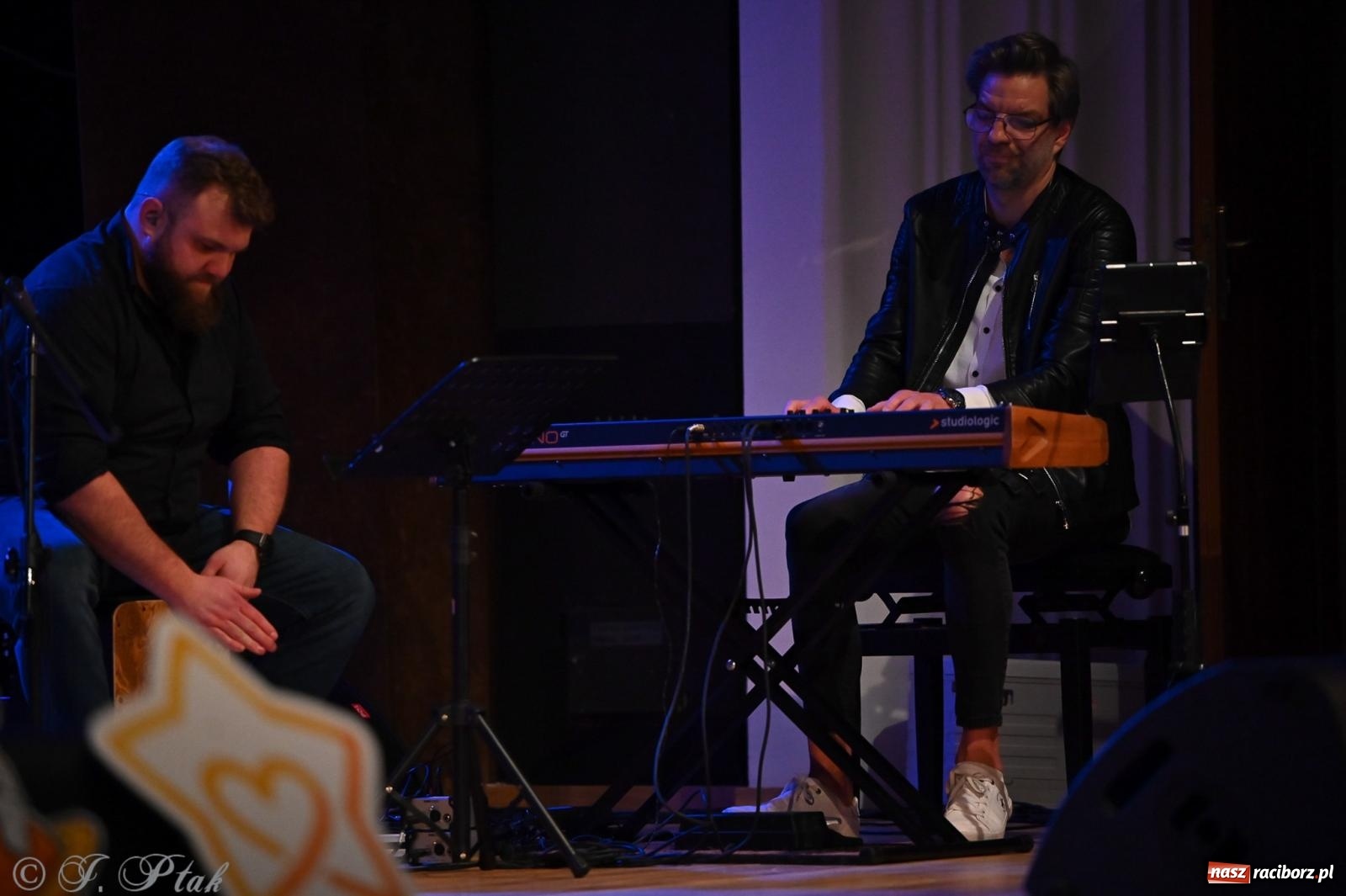 Zdjęcie w galerii na portalu naszraciborz.pl: Kosmiczna opowieść o solidarności. 22. Gwiazdka Serc przy niemal pełnej sali RCK [FOTO i WIDEO 1] wiadomości z regionu