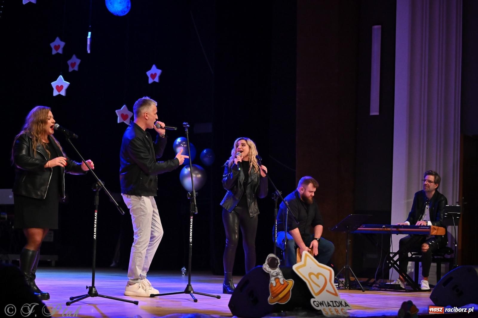 Zdjęcie w galerii na portalu naszraciborz.pl: Kosmiczna opowieść o solidarności. 22. Gwiazdka Serc przy niemal pełnej sali RCK [FOTO i WIDEO 1] wiadomości z regionu