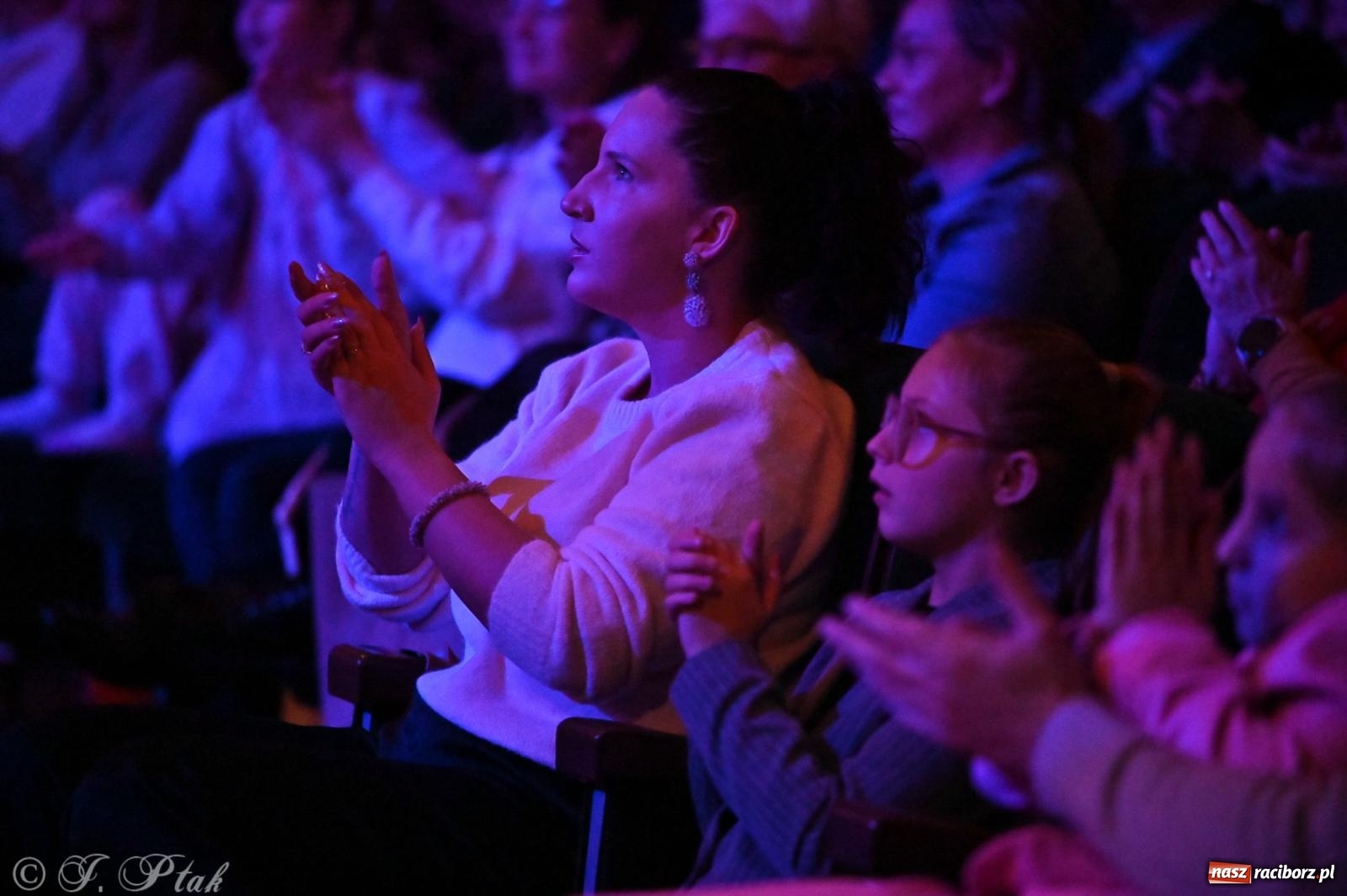 Zdjęcie w galerii na portalu naszraciborz.pl: Kosmiczna opowieść o solidarności. 22. Gwiazdka Serc przy niemal pełnej sali RCK [FOTO i WIDEO 1] wiadomości z regionu