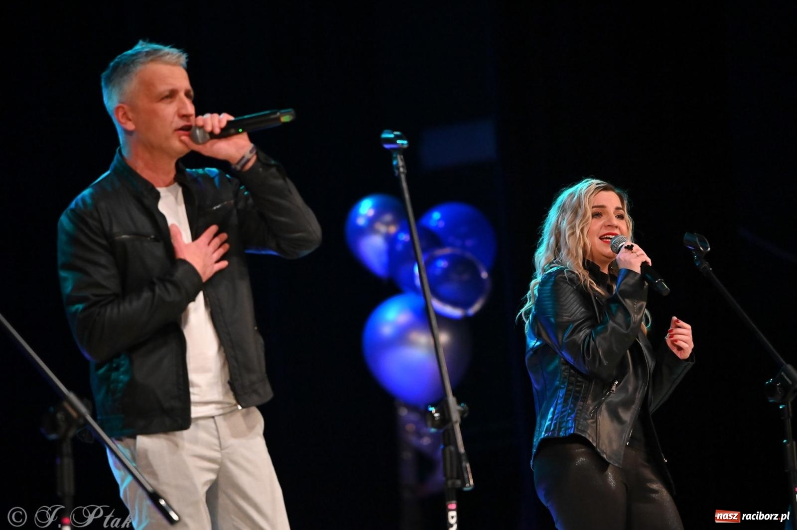 Zdjęcie w galerii na portalu naszraciborz.pl: Kosmiczna opowieść o solidarności. 22. Gwiazdka Serc przy niemal pełnej sali RCK [FOTO i WIDEO 1] wiadomości z regionu