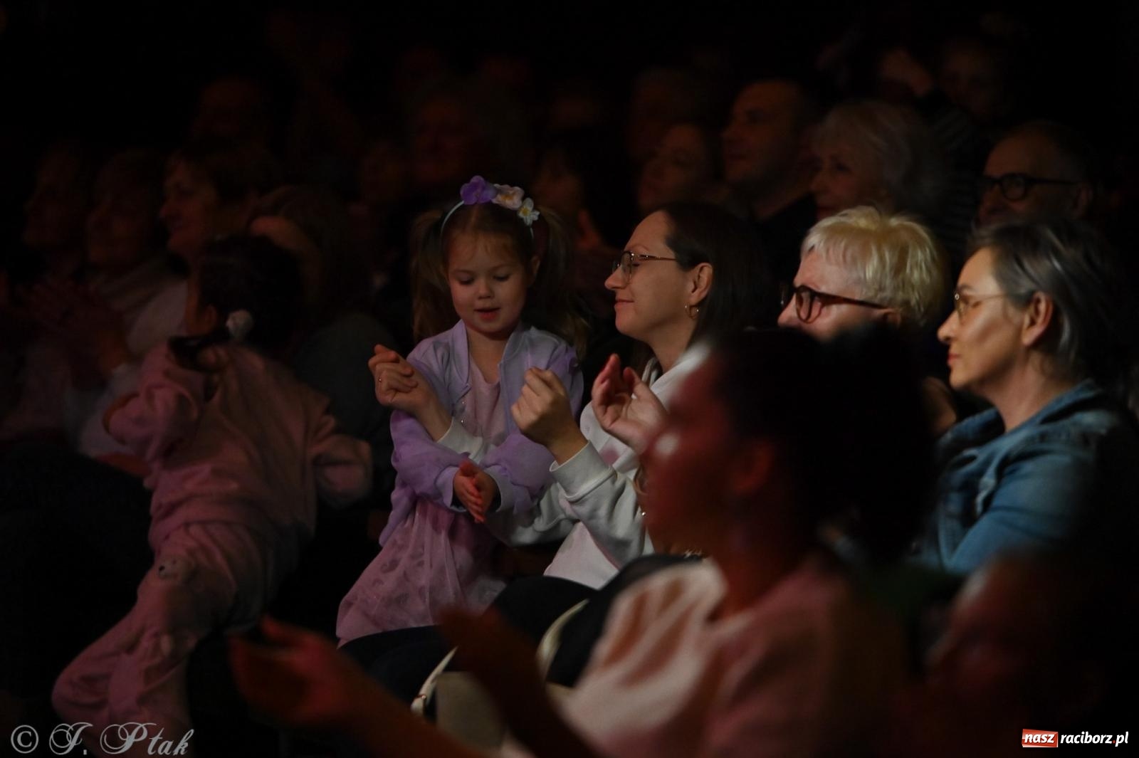 Zdjęcie w galerii na portalu naszraciborz.pl: Kosmiczna opowieść o solidarności. 22. Gwiazdka Serc przy niemal pełnej sali RCK [FOTO i WIDEO 1] wiadomości z regionu